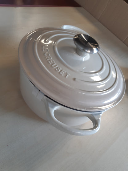 221015 - LE CREUSET Ena për pjekje prej gize të emaluar Signature me kapak, 24 cm, e rrumbullakët, 4.2 L, 4.305 kg, marengë, 21177247164430
