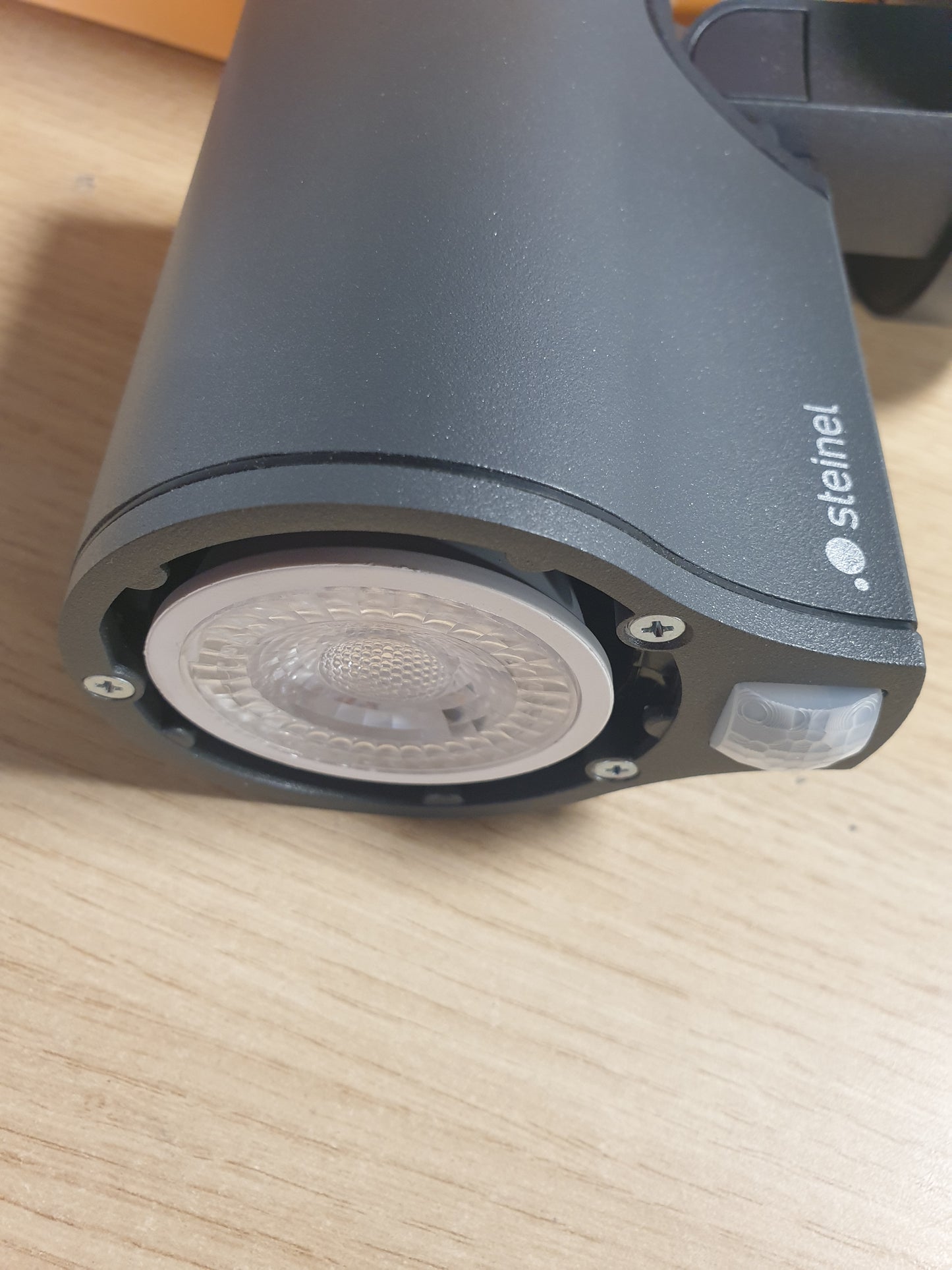 213138 - STEINEL Dritë LED Spot One S, GU-10, 7.47 W, detektor lëvizjeje 90°, rreze veprimi 10 m, 512 Lm