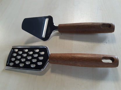 183117 - Pako KISSTTA me 2 Prerëse Djathi prej Çeliku Inox dhe Thikë Djathi 23.5cm, Kruajtëse Djathi me Vrimë Varjeje për Djathë të Butë, Djathë të Prerë, Torta, Ëmbëlsirë - Ngjyra Blu dhe E Bardhë