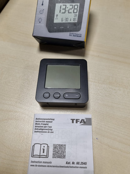 215792 - TFA DOSTMANN Orë me alarm radio dixhitale, e zezë, Gjatësi 66 x Gjerësi 22 x Lartësi 68 mm, 2 bateri AAA 1.5 V