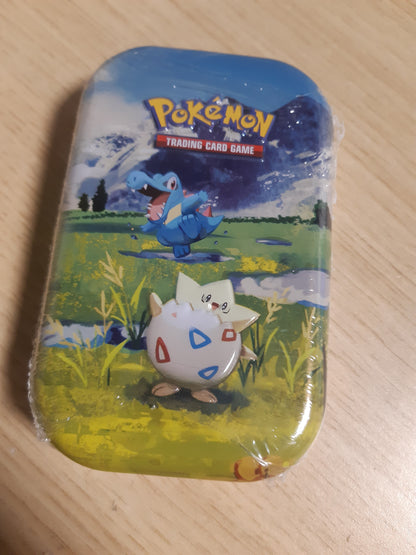141797 - Pokémon: Mega Evolution Mini Box – Heronj Transcendentë – Togepi dhe Kaiminus (1 faqe ngjitëse, 1 kartë arti dhe 2 pako booster).