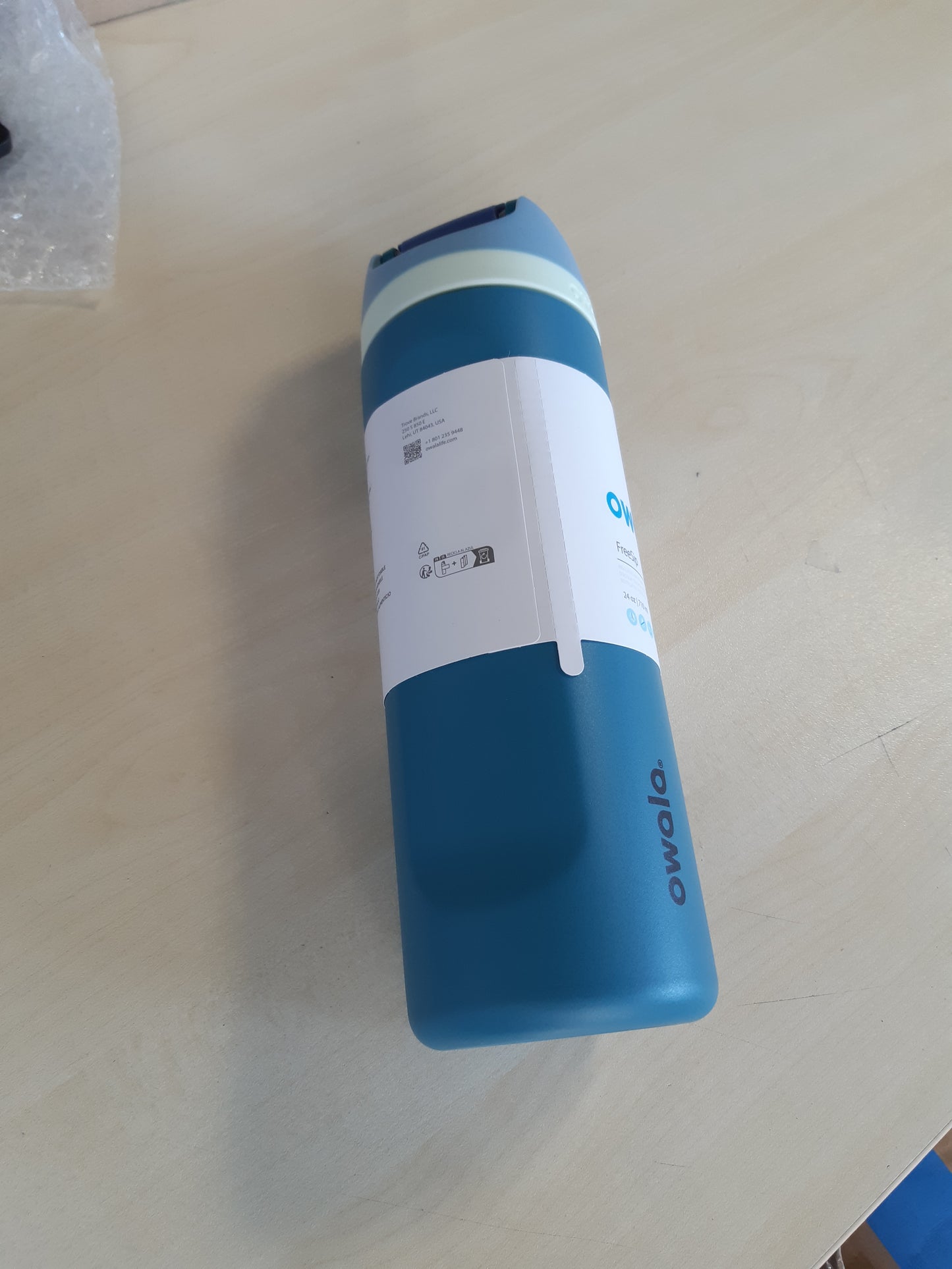 221669 - Owala Shishe uji e izoluar prej çeliku inox FreeSip me kashtë, 710 ml, pa BPA, ideale për sporte, fitnes, aktivitete në natyrë dhe udhëtime, Xhinse