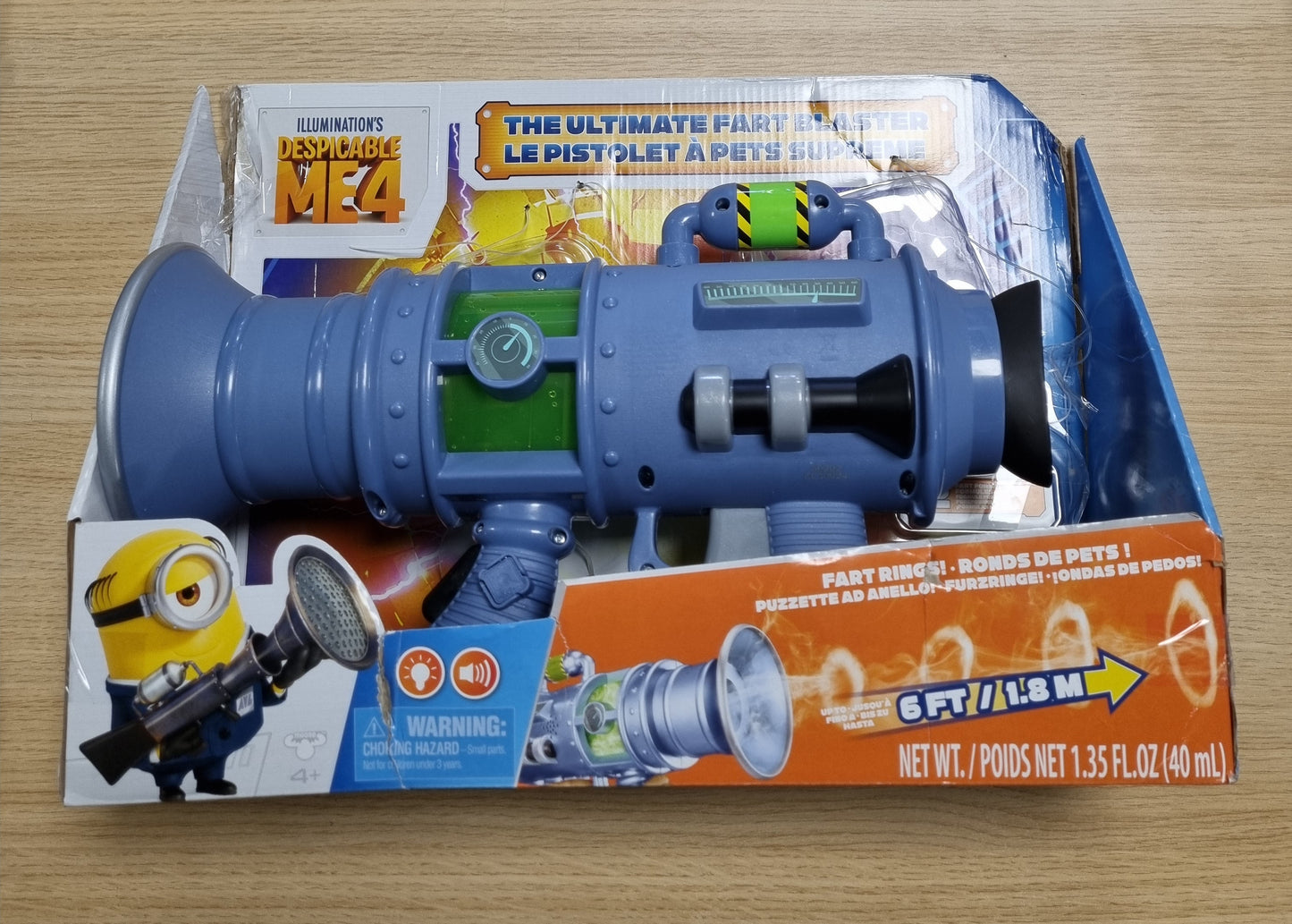 141581 - Lodër Minions Despicable Me 4 Ultimate Fart Blaster - Qëllon unaza të vërteta mjegulle | 15 efekte zanore qesharake | Ndiz dritën dhe aroma bananeje | Përfshin 2 formula aromash | Dhuratë e shkëlqyer për shaka për fëmijë 4+ vjeç