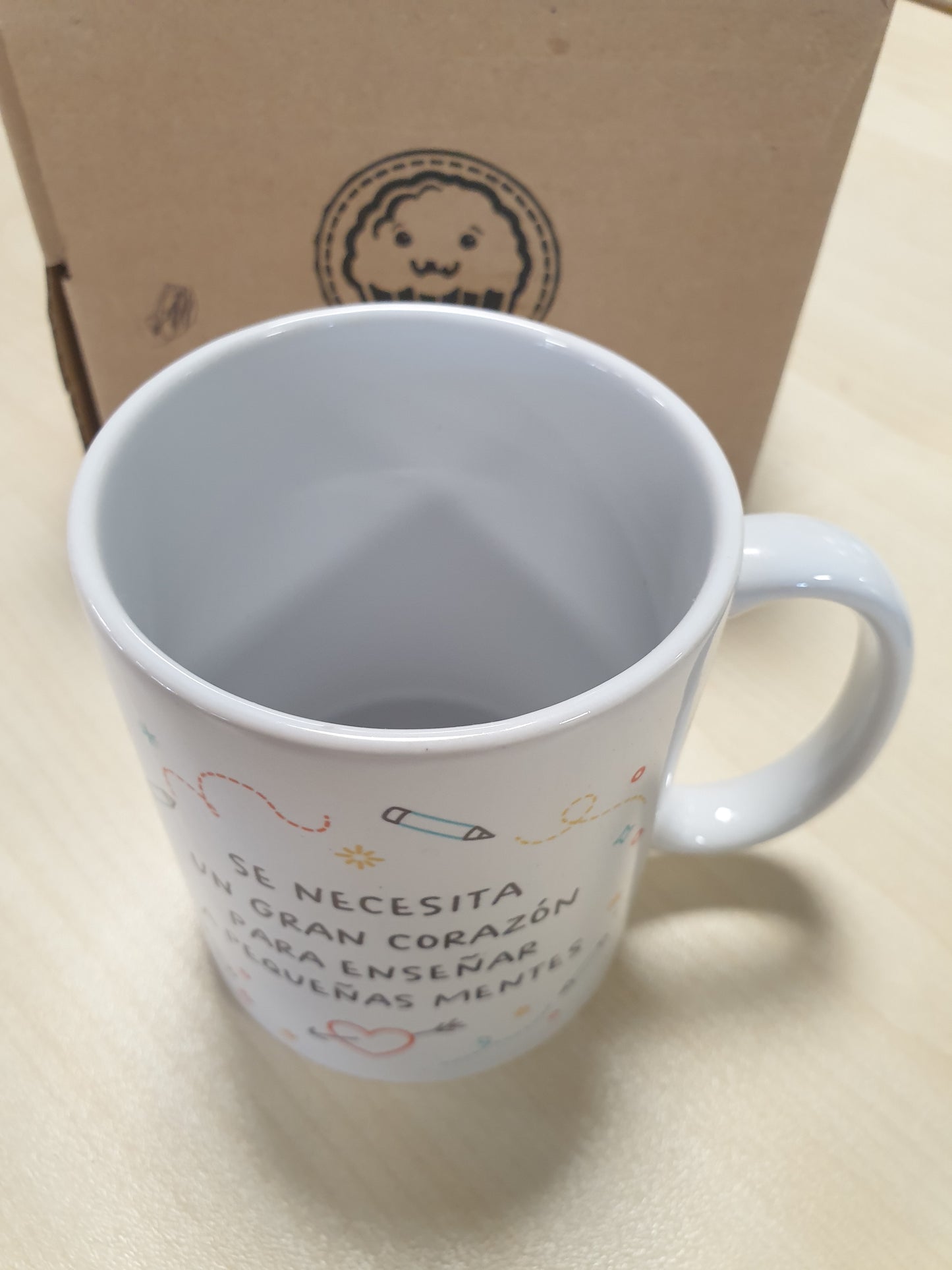 225138 - MUGFFINS Gota për Mësues - Në Spanjisht - Mendje të Vogla - 11 oz / 330 ml - Dhuratë Origjinale dhe Argëtuese