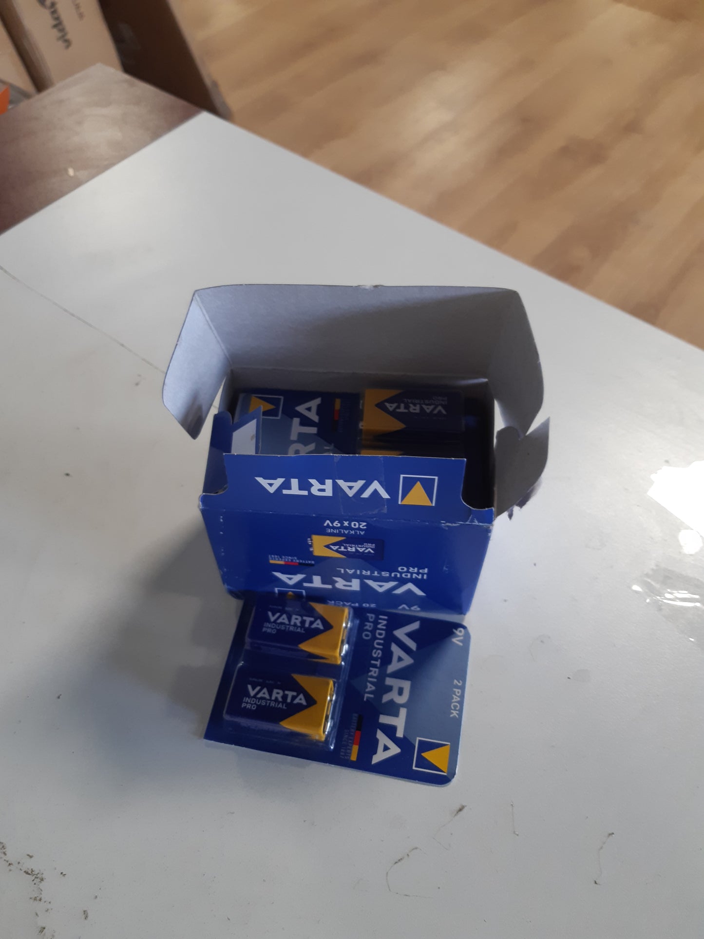 266586 - VARTA Bateri Blloku 9V, 20 copë, Bateri Alkaline Industriale Pro, për Detektorë Tymi dhe Alarme Zjarri