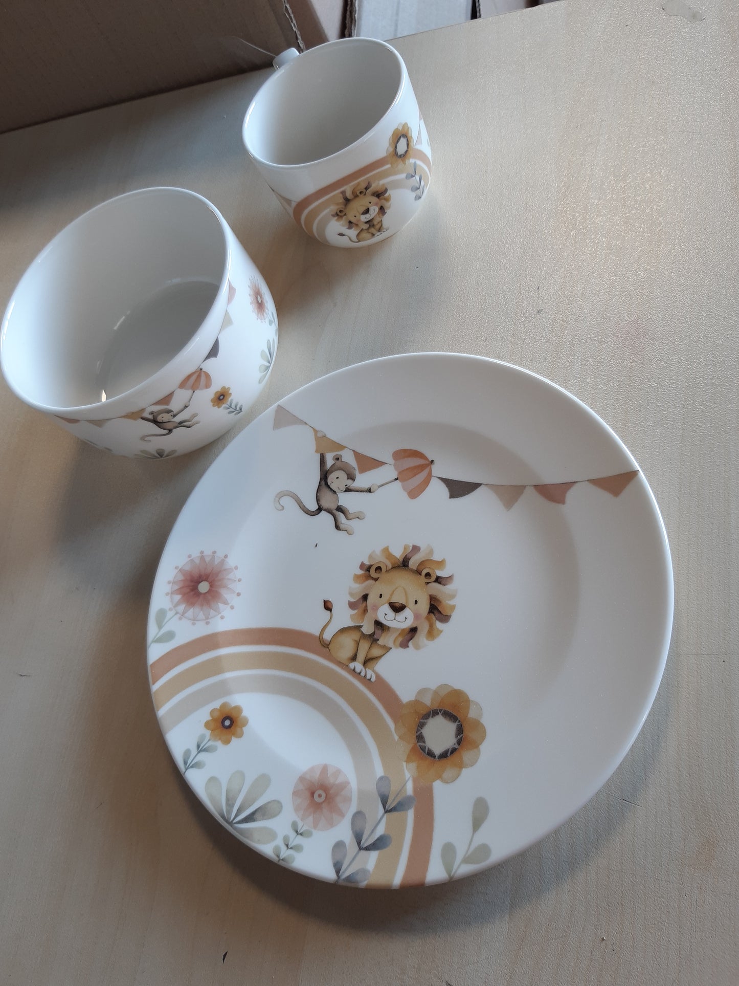 213280 - VILLEROY & BOCH Set me 3 enë darke për fëmijë, enë porcelani dhe takëm çeliku inox