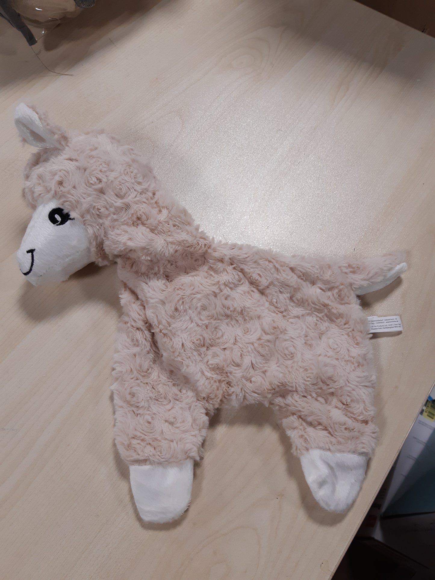 198824 - TRIXIE - Lodër prej Pelushi për Qen në formë të Llame, me Film Rrudhosës, e Butë dhe e Lehtë, Madhësi 40cm, Modeli 35884