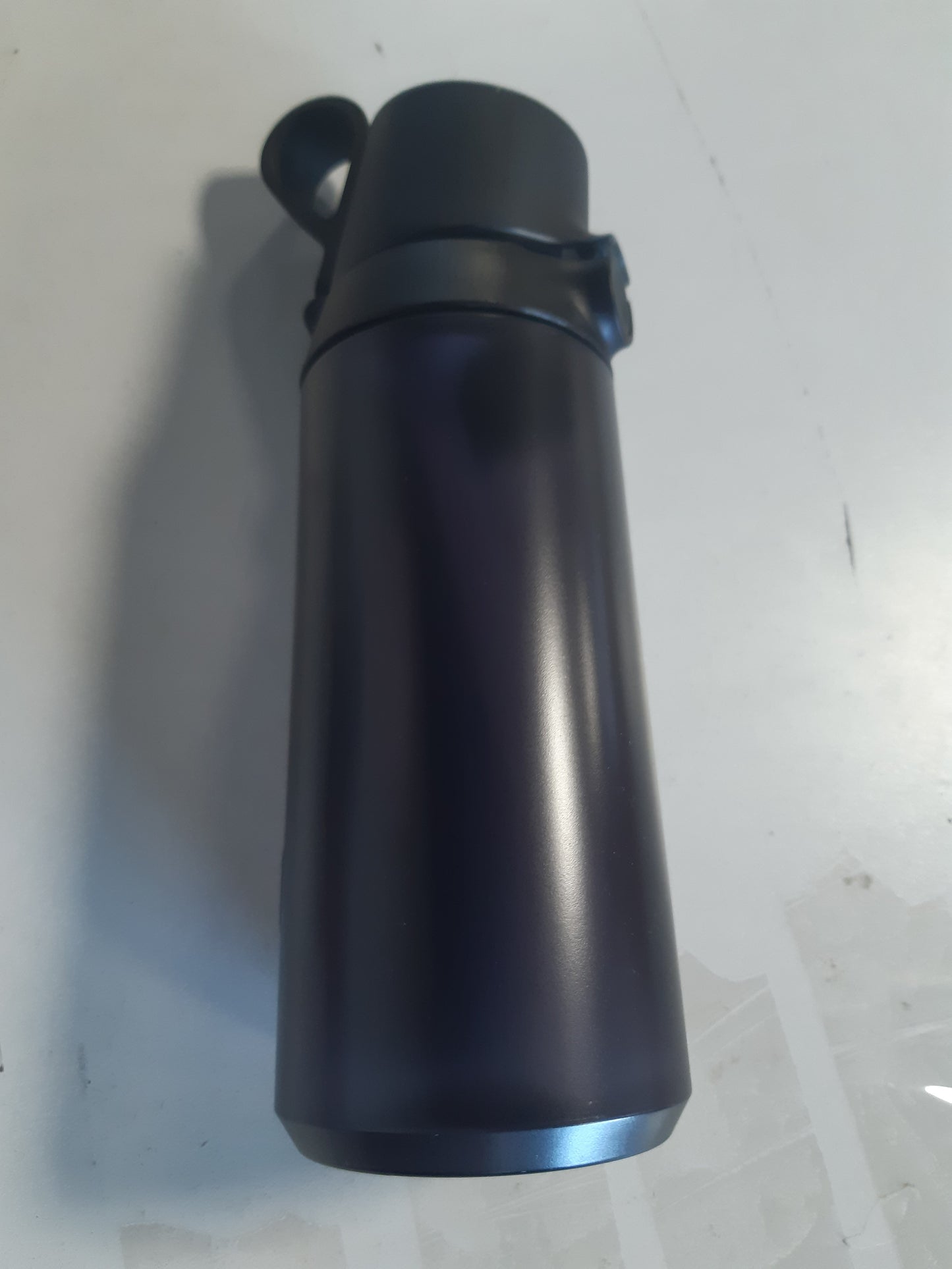 213290 - AIR UP Shishe për pije Click Midnight Black 600 ml - Pako fillestare me 5 kapsula, furçë kashte dhe kuti Twogo në ngjyrë të zezë | Pa sheqer, pa BPA