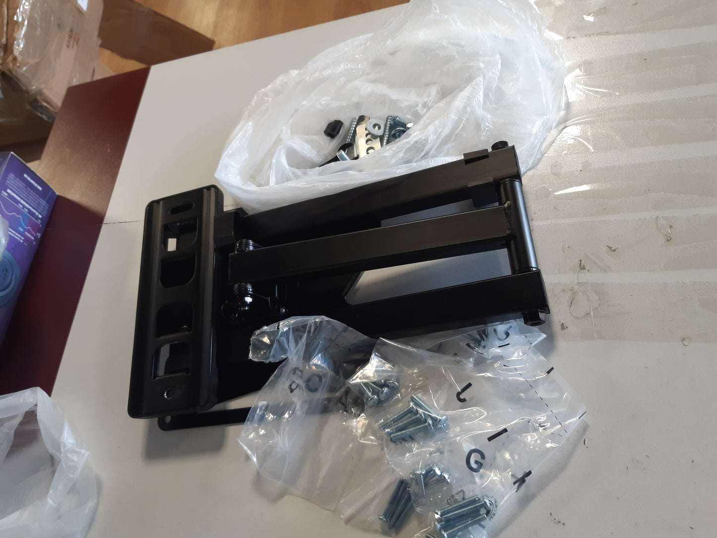 268587 - Mbështetëse për TV në Mur S89B për Ekrane LED, LCD dhe të Lakuara 15-55 inç, VESA Max 200x200 mm, Ngarkesë Maksimale 40 kg - E Zezë