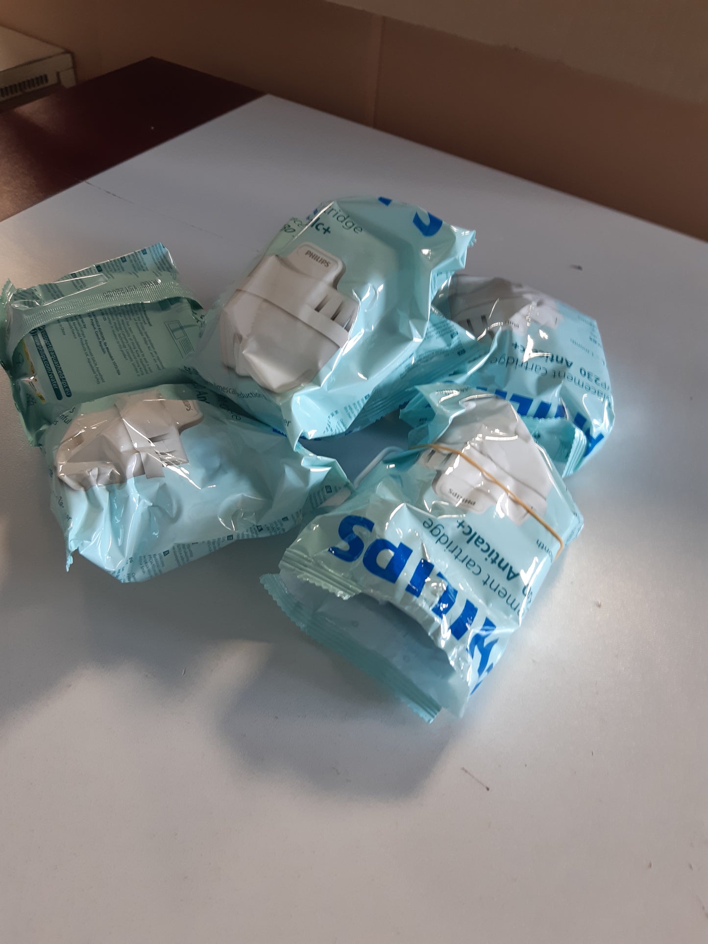 261672 - PHILIPS FISHEK FILTRI UJI ANTI-LIMESCALE+, PAKO ME 6 COPË, DERI NË 50% REDUKTIM TË FORTËSISË SË UJIT, PAKETIMI MUND TË NDRYSHOJË, I PAJTUESHËM ME BRITA*