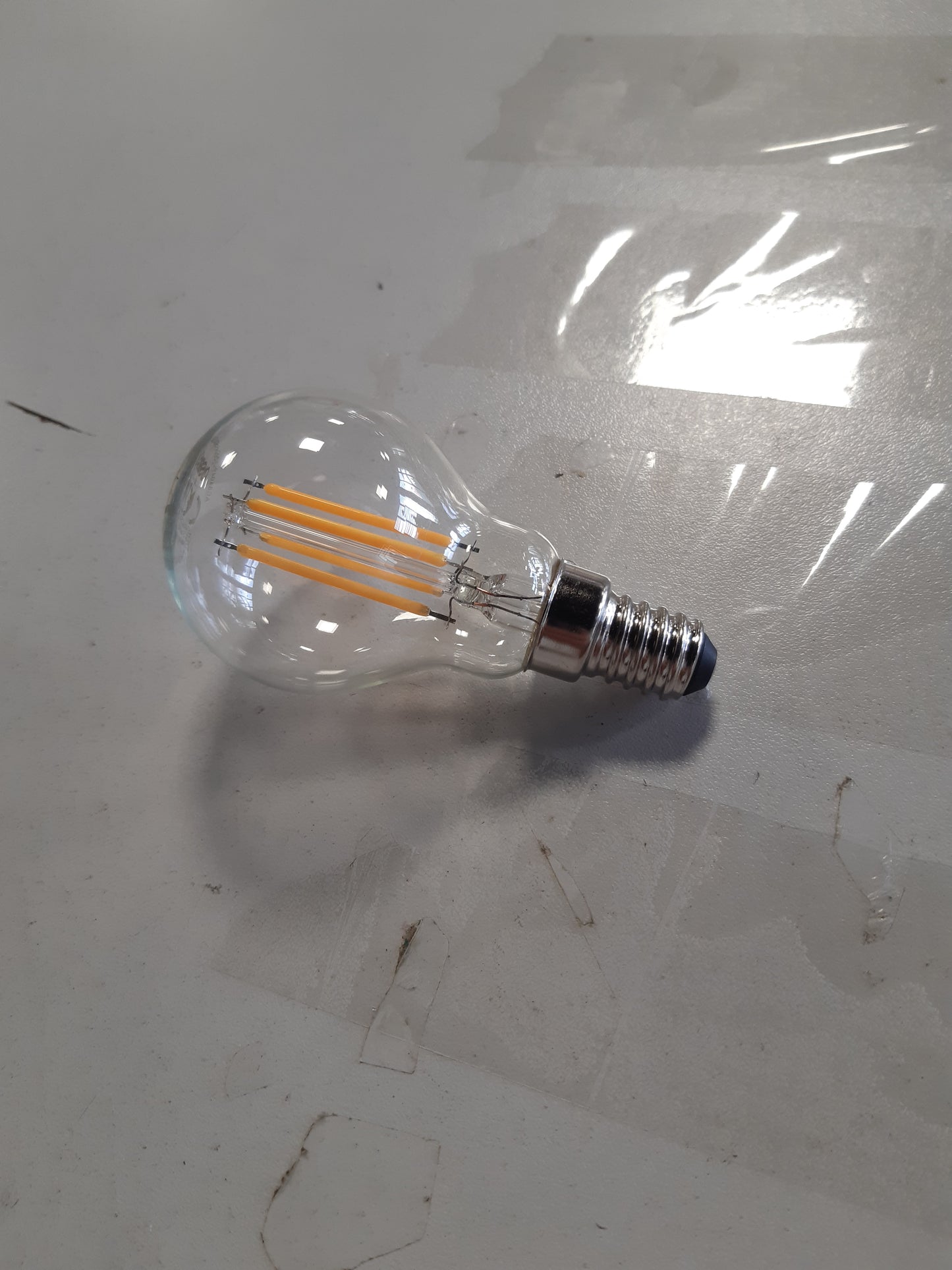 186751 - OSRAM Llambë LED Retrofit CLASSIC P DIM në formë P, Xham Transparent, 3.4 W, 470 lm, 2700 K, me Errësim, Klasa e Efikasitetit të Energjisë: D, CRI: 80