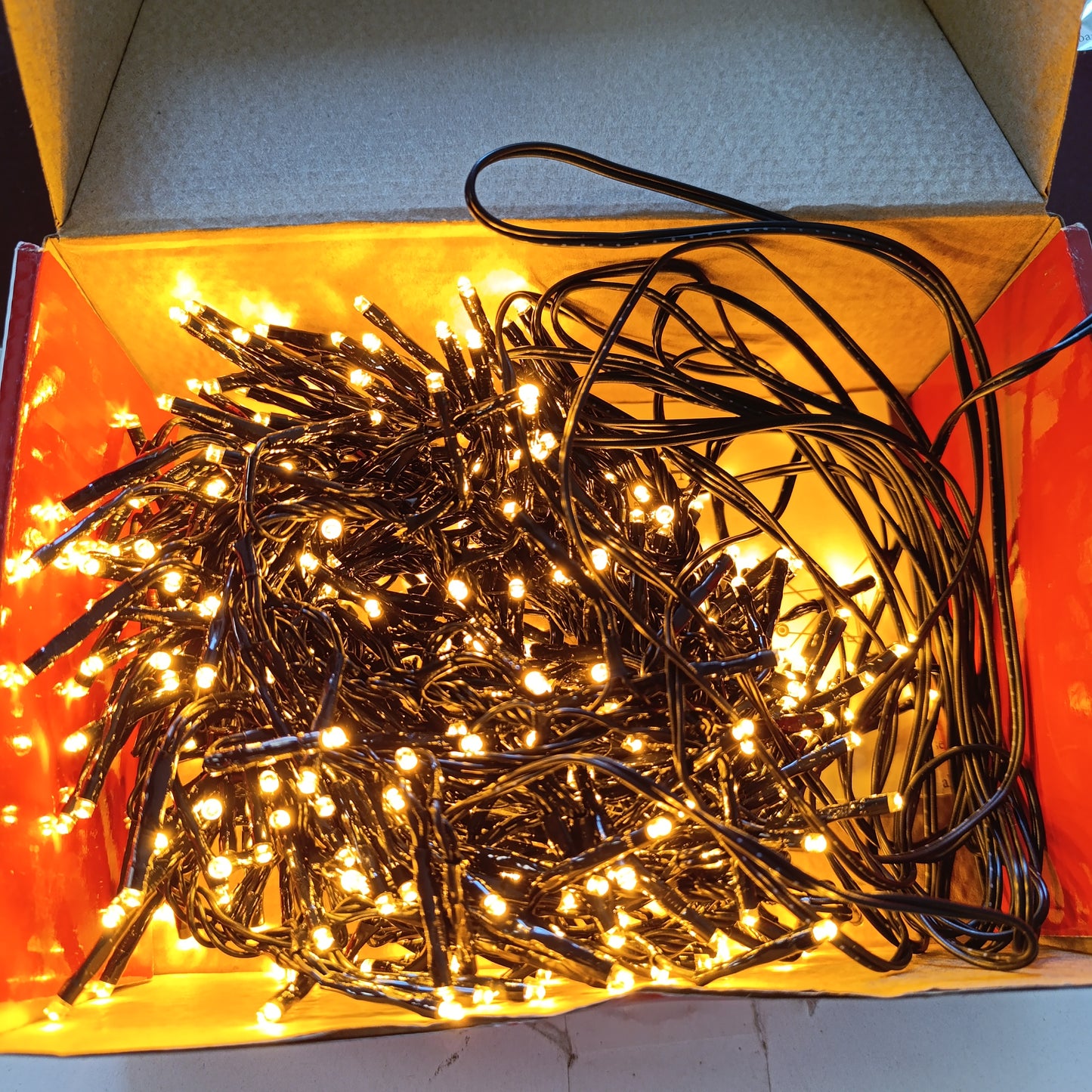 221406 - Drita Vargu KONSTSMIDE Micro LED Cluster, 8 Funksione, 364 Dioda Ngjyrë Qelibar, Transformator 36V, Kabllo e Zezë