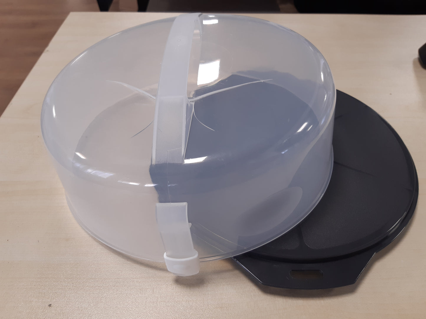 228506 - XAVAX Kuti transporti për tortë e rrumbullakët me kapak, diametër 31.5 cm, lartësi e brendshme 8 cm, me ndarës fetash, pjatë antracit, transparente