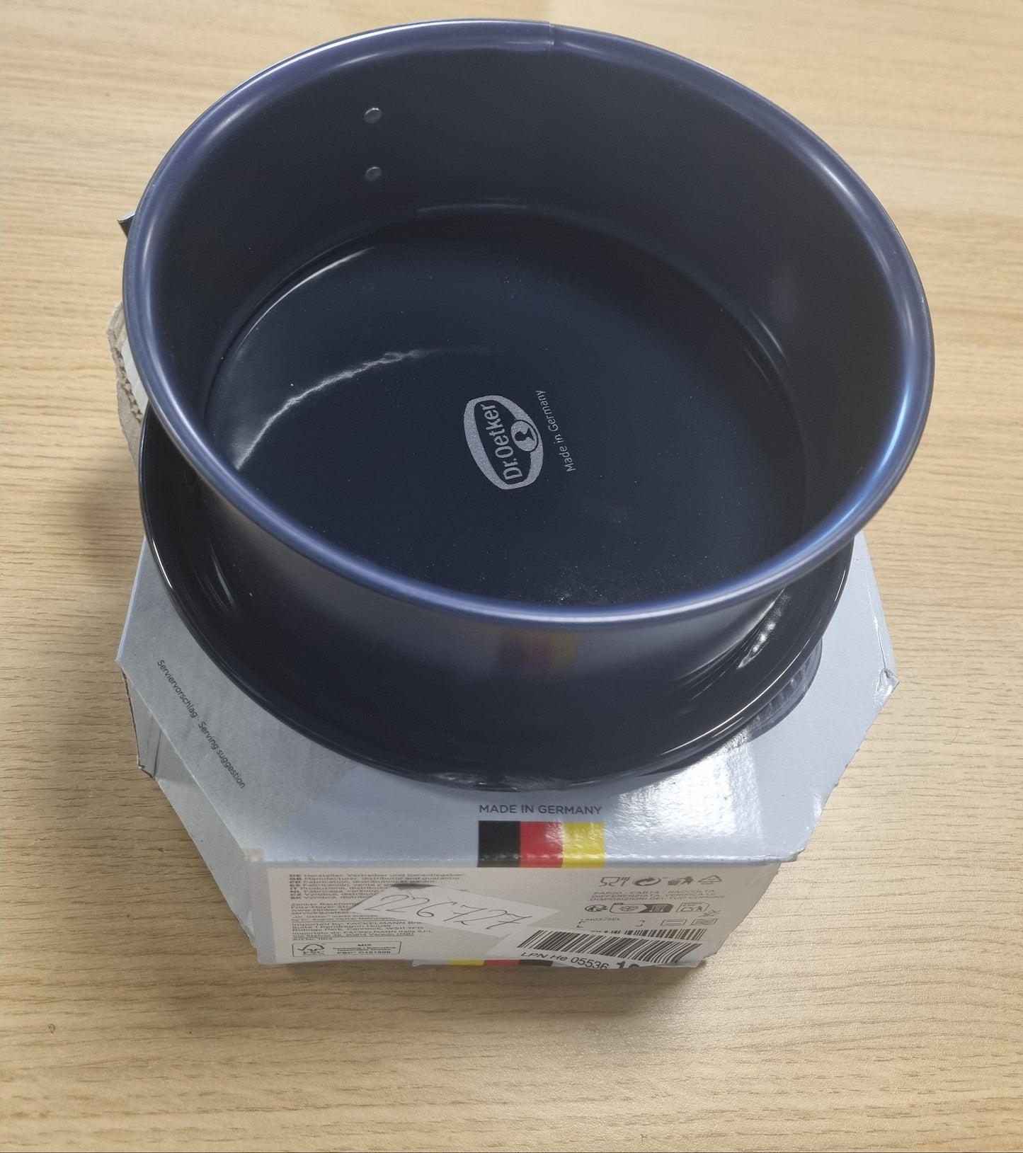 226727 - DR. OETKER Tavë me Sustë Ø 18 cm BACKLIEBE ENAMEL, tavë pjekjeje për ëmbëlsira të rrumbullakëta, tavë me mbrojtje nga rrjedhjet (ngjyra: blu), sasia: 1 copë