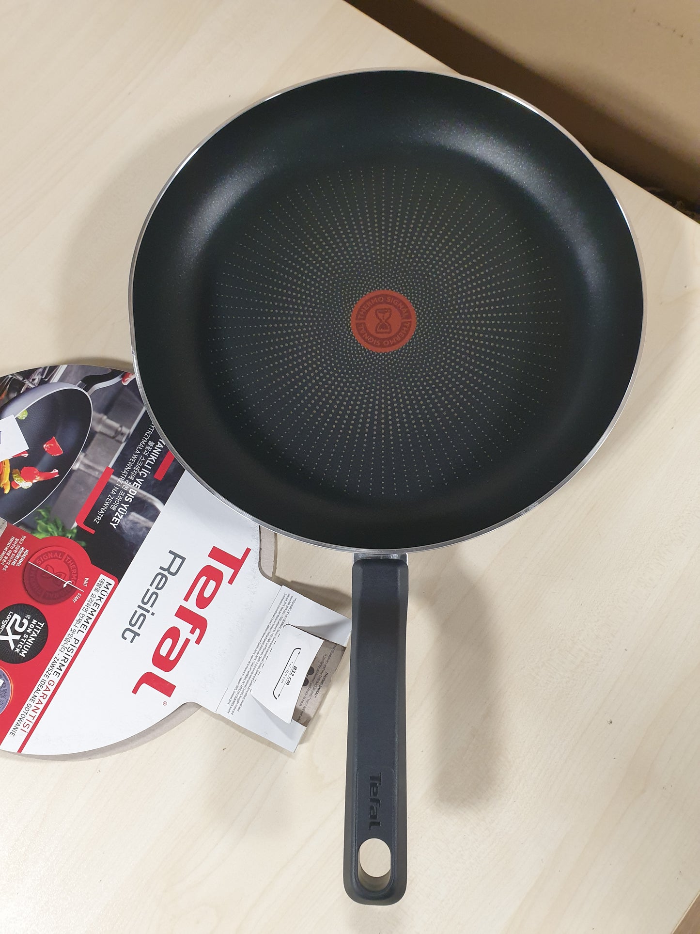191787 - TIGAN TEFAL Resist, 32 cm, Shtresë e Sigurt Titaniumi jo-ngjitëse, Tregues Temperature Termo-Signal, i Përshtatshëm për të Gjitha Llojet e Sobave përveç atyre me Induksion, Pastrim i Lehtë, Modeli D52608