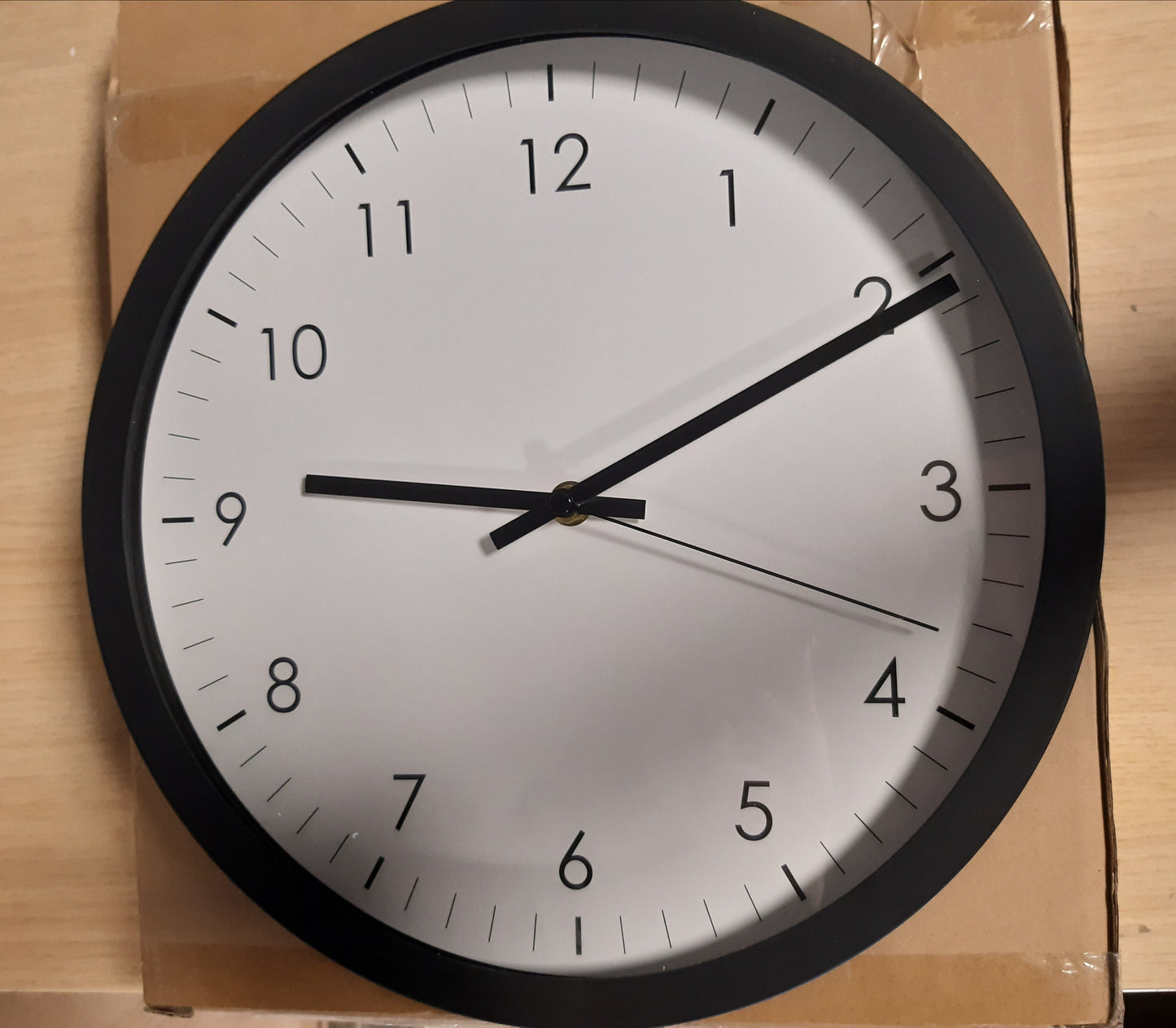 223540 - AMAZON BASICS Orë muri e rrumbullakët me bateri, e heshtur dhe e lehtë për t’u lexuar, 30 cm, e zezë