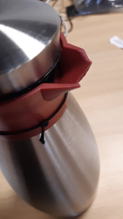 222446 - EMSA - Karafë e izoluar me dorezë të butë, kapacitet 1.5 litra, çelik inox, mban pijet të ngrohta për 12 orë, të ftohta për 24 orë, e papërshkueshme nga rrjedhjet, dorezë jo-rrëshqitëse, ngjyrë e kuqe vere