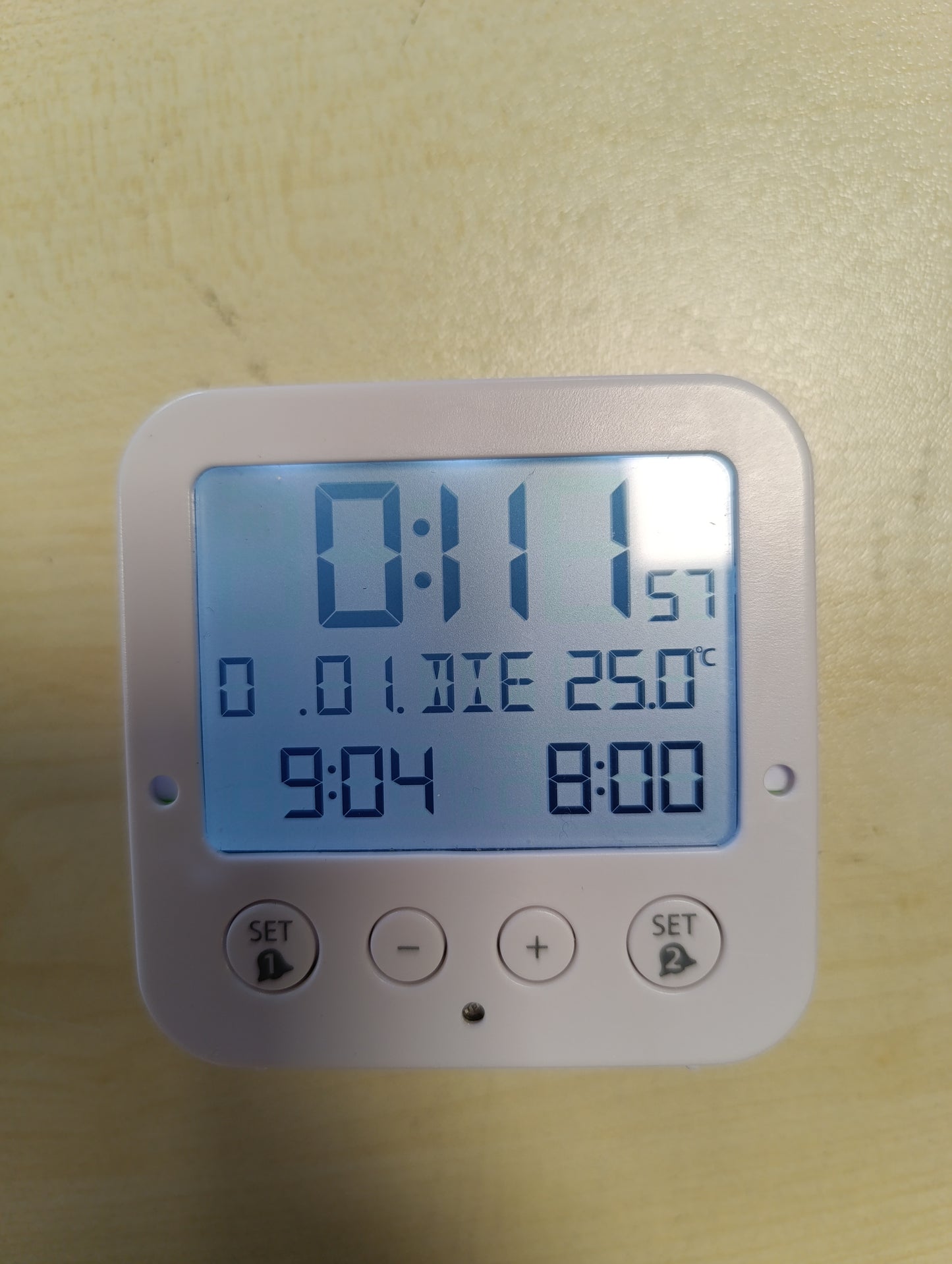 222743 - TFA DOSTMANN Bingo Orë alarmi dixhitale me radio 60.2528.02, ndriçim automatik, datë, ekran temperaturë, dy kohë alarmi, e bardhë-jeshile