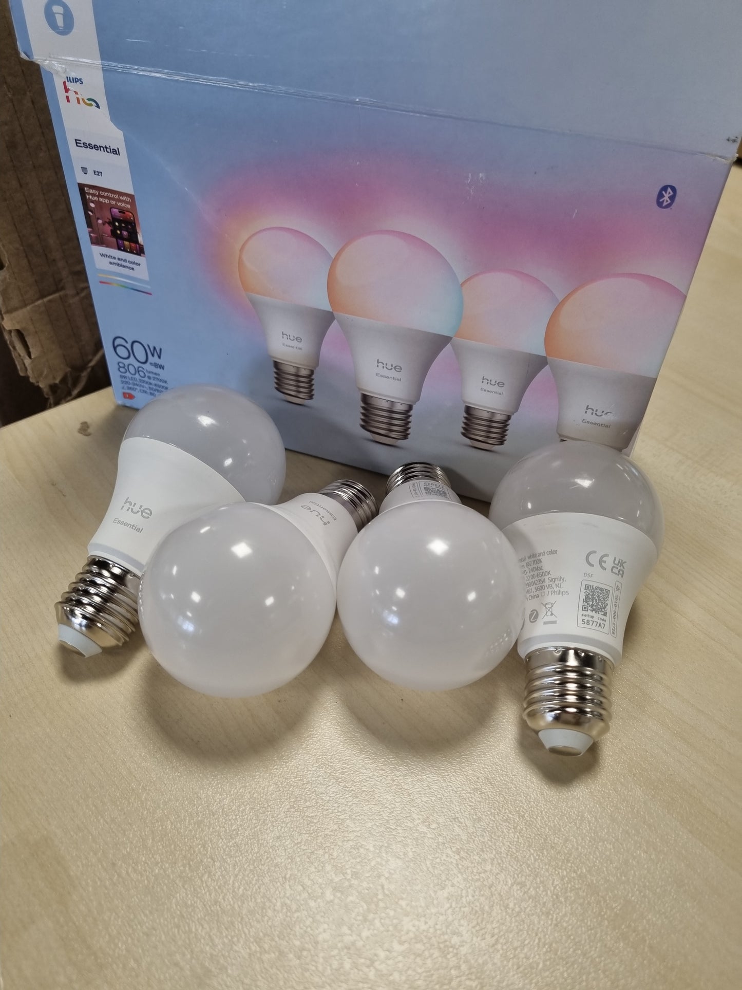 250221 - PHILIPS HUE Llampa inteligjente LED Essential A60, E27, 8W, 2200-6500 K, 806 lm, me errësim, e pajtueshme me Alexa, Google dhe Apple Home, Pako me 4