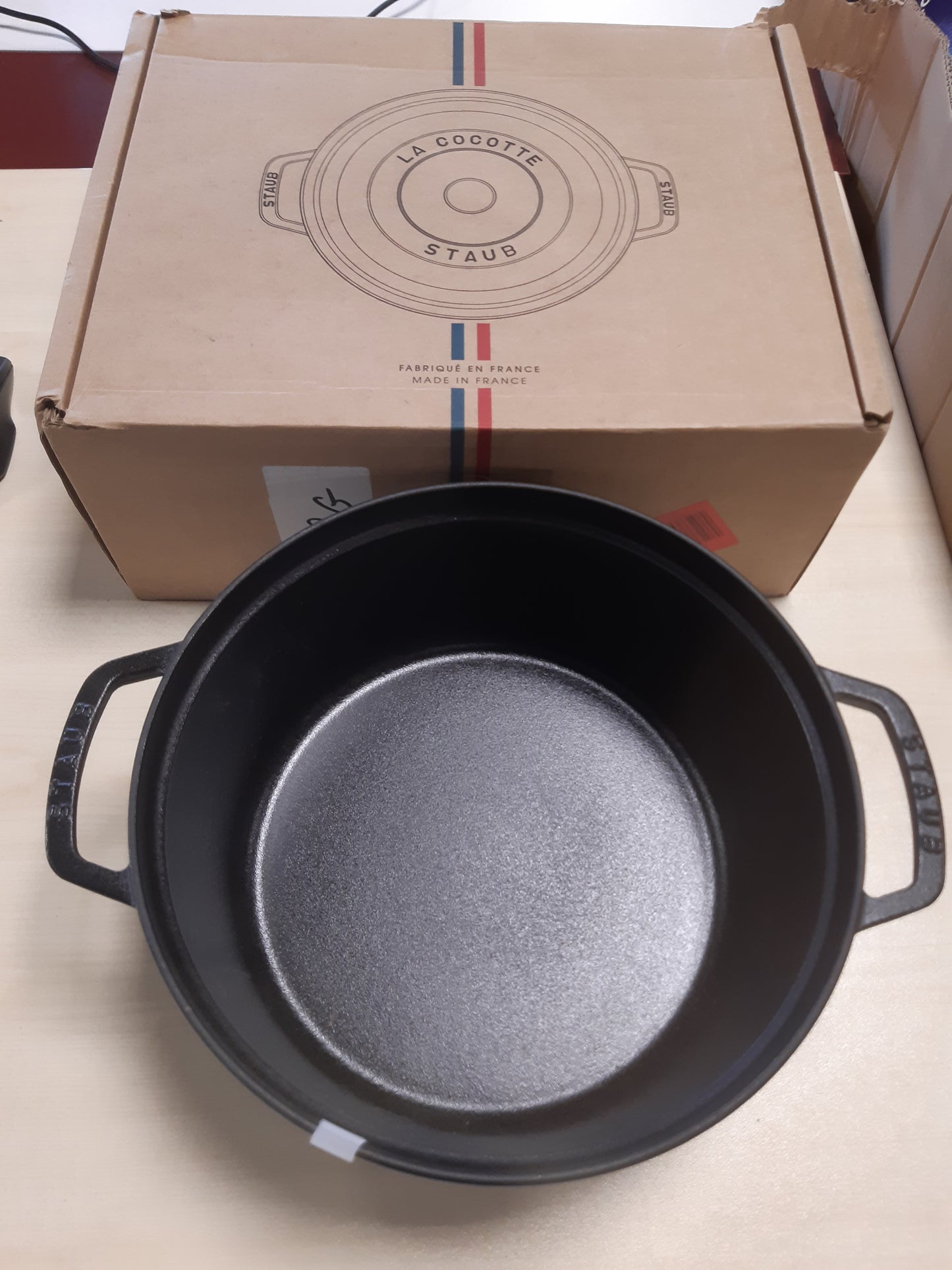 191038 - STAUB Tepsija për Pjekje prej Gize, Formë Rrumbullakët, 28cm, Kapacitet 6.7L, Ngjyra e Zezë