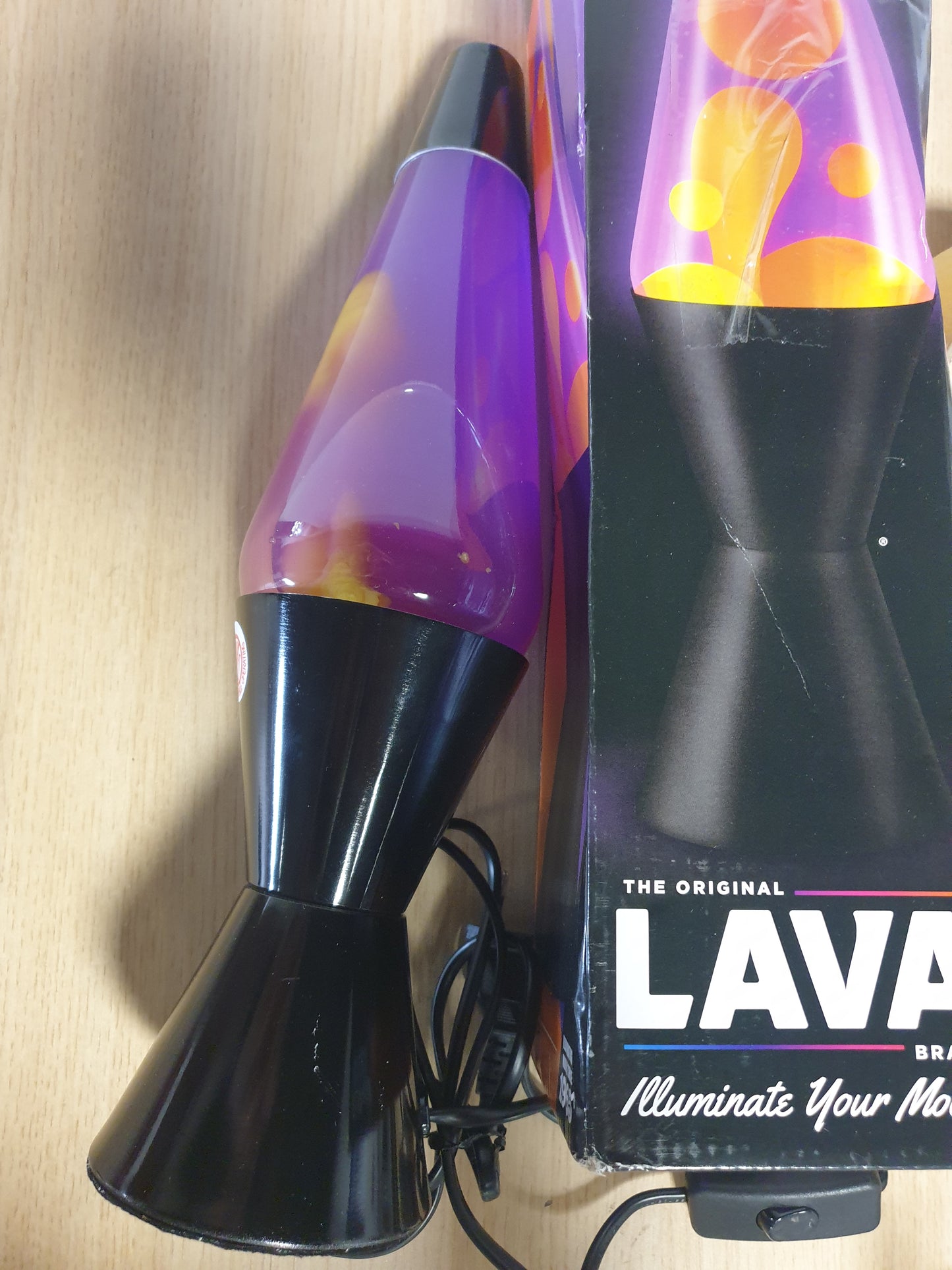 222078 - LAVA® Llambë lave 2323, dyllë e verdhë, lëng vjollcë, bazë dhe hije e zezë, 14.5 inç