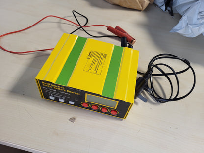 266715 - DSGKUU Karikues Baterie Makine 12Amp - Mirëmbajtës i Karikuesit të Baterisë LiFePO4 - Karikues Litiumi me Rrjedhje me Ekran LCD - Riparim Pulsesh për Acid Plumbi (AGM/Xhel/SLA)