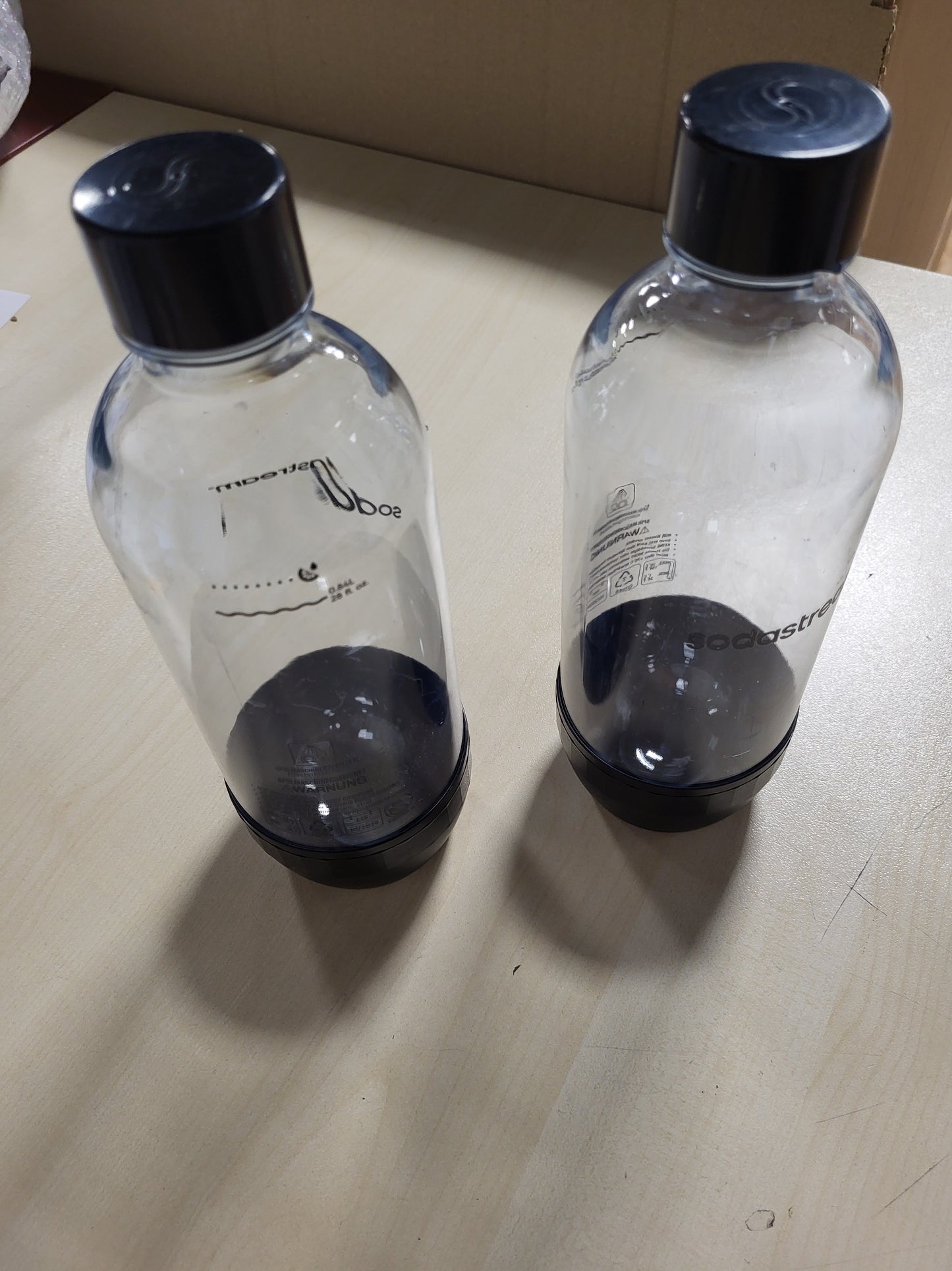 196881 - SODASTREAM Shishe Zëvendësuese DuoPack Tritan 1L për pajisjet e ujit të gazuar, plastike me kapak me vidë, 2 shishe PET 1L, ngjyrë e zeza