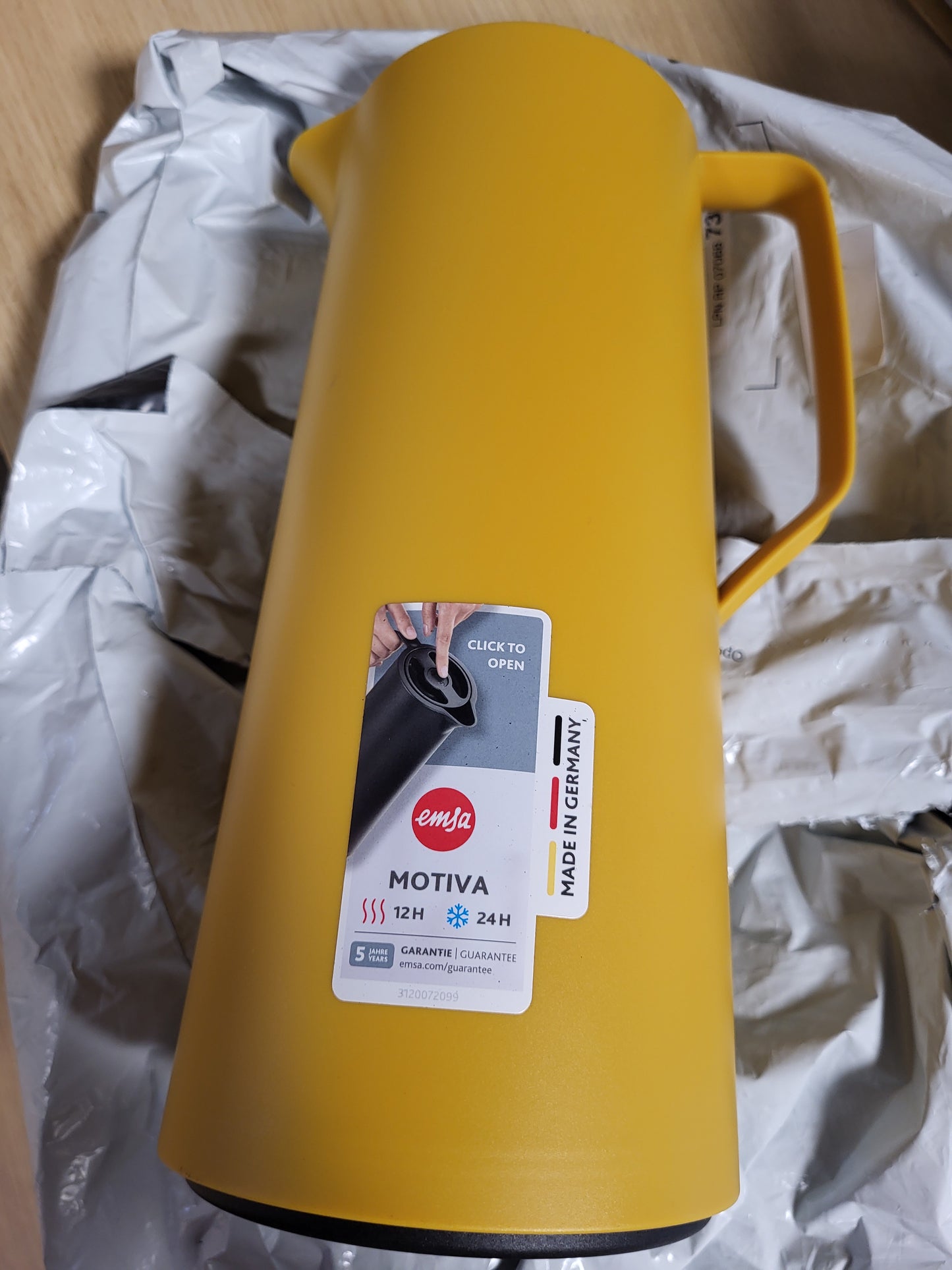 205540 - EMSA - Karafe e Izoluar Motiva, Termos me Kapacitet 1 Litër, Mbyllje e Shpejtë, Ruajtje e Gjatë e Nxehtësisë, E Papërshkueshme, Material: Qelq, Ngjyra: E verdhë, Prodhuar në Gjermani, Model: N41708