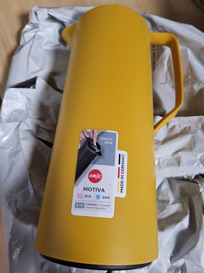 205540 - EMSA - Karafe e Izoluar Motiva, Termos me Kapacitet 1 Litër, Mbyllje e Shpejtë, Ruajtje e Gjatë e Nxehtësisë, E Papërshkueshme, Material: Qelq, Ngjyra: E verdhë, Prodhuar në Gjermani, Model: N41708