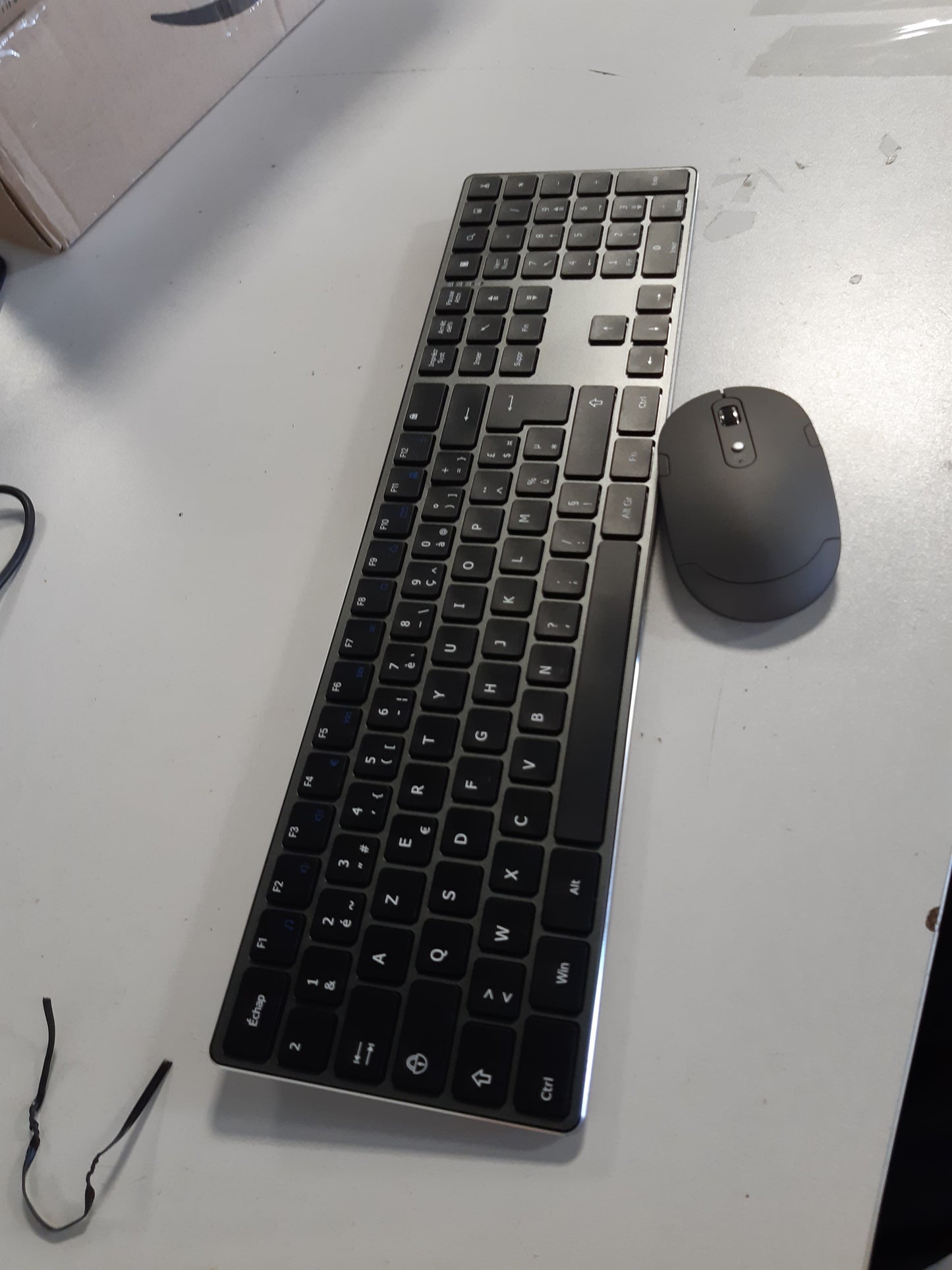 268189 - AMAZON BASICS Maus pa tel i rikarikueshëm, tastierë e plotë ultra e hollë dhe e heshtur me tastierë numerike, FR Layout gri, e zezë