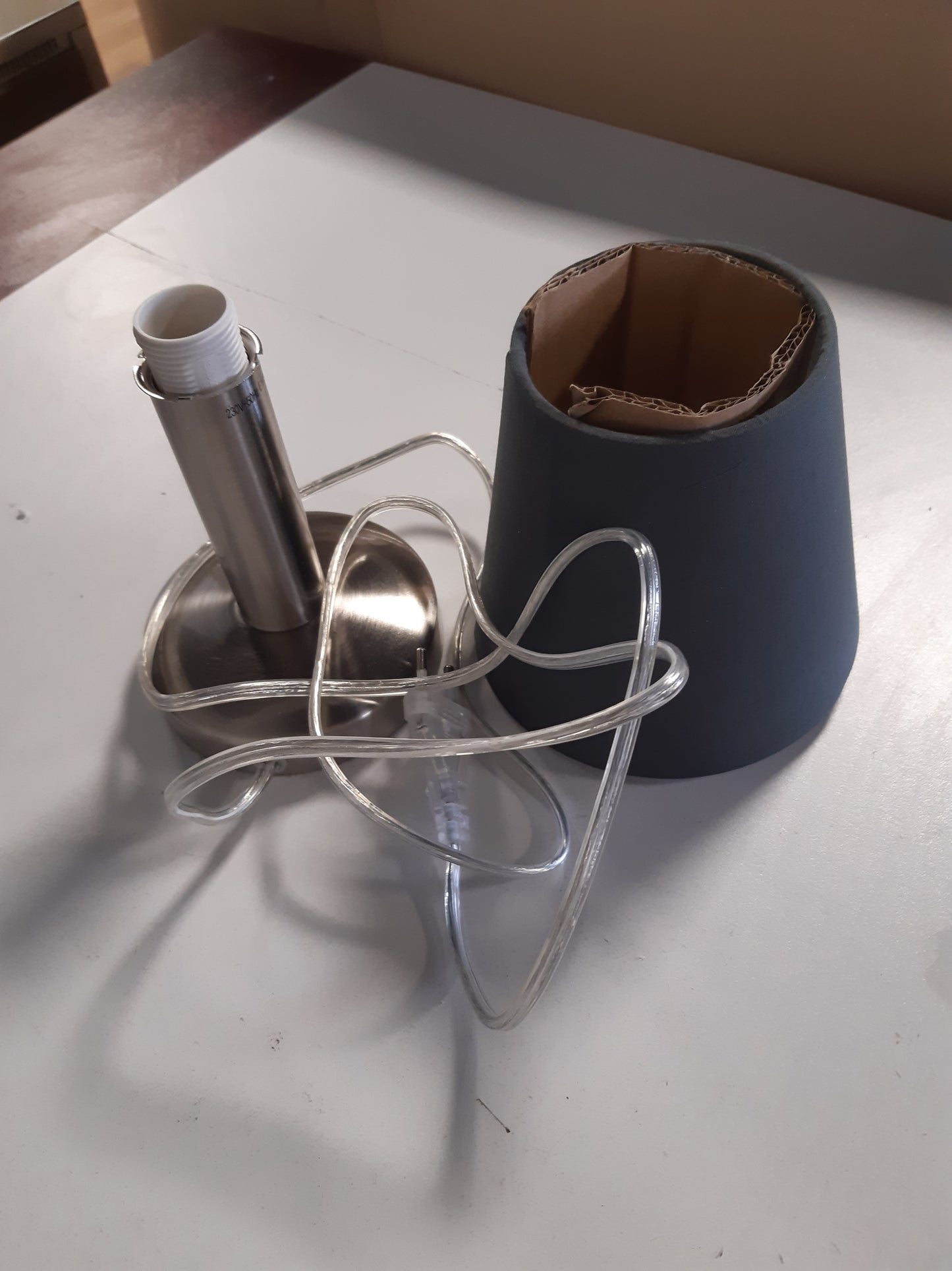 251885 - Trio Lighting Llambë tavoline Mats II 599700142, metal nikeli mat, hije prej pëlhure gri, pa 1 llambë E14, kontroll me prekje ndezje/fikje