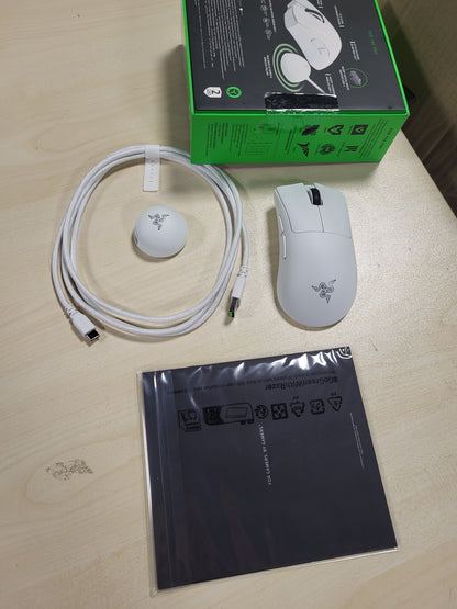 267630 - RAZER DeathAdder V4 Pro - Maus elektronik ergonomik pa tel, 57g, 2.4 GHz Hyperspeed, Sensor optik Focus Pro 45K, deri në 8K Hz polling, Çelësa mausi Gen-4, E bardhë