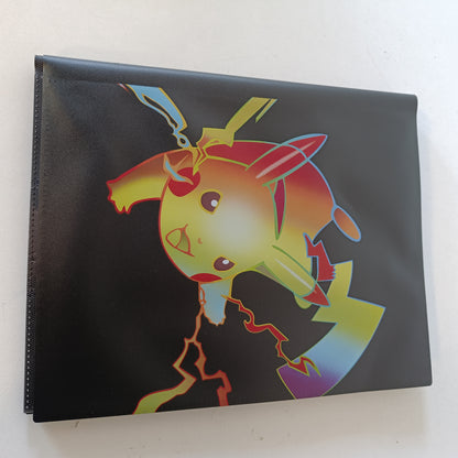197743 - ALBUM KARTASH TREGTARE - i pajtueshëm me Kartat 360, Dosje me 9 Xhepa, Libër i madh i Kartash Lodrash, Dhurata ideale për Ditëlindje dhe Krishtlindje për fëmijë, Ngjyra e zezë (360Black)
