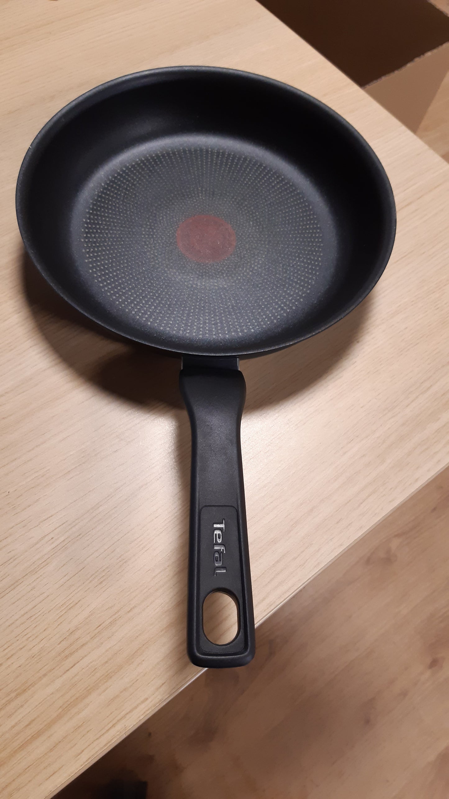 221886 - TEFAL - Tigan Titanium Force 24 cm, teknologji treguese e temperaturës Thermo-Signal, i pajtueshëm me induksion, shtresë jo ngjitëse, buzë derdhjeje, dorezë e fortë, Prodhuar në Francë, G3030432