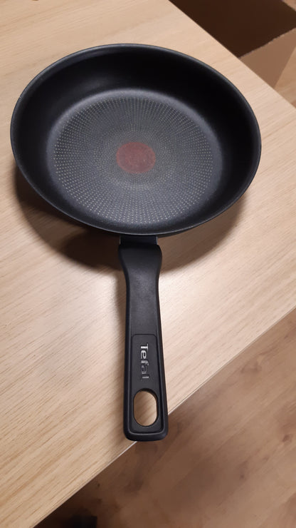 221886 - TEFAL - Tigan Titanium Force 24 cm, teknologji treguese e temperaturës Thermo-Signal, i pajtueshëm me induksion, shtresë jo ngjitëse, buzë derdhjeje, dorezë e fortë, Prodhuar në Francë, G3030432