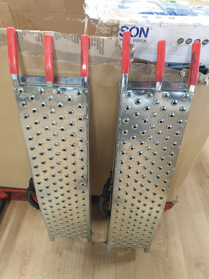 153080 - VOUNOT - 2x Rampa Ngarkese Getare, Rampa Hyrjeje e Palosshme, Maksimum 800 kg, Metal Galvanizuar, Anti-Rrëshqitëse, me Rripa Sigurie, Përdorim për Motoçikleta, Traktorë, Quad, Ngjyra Argjendi