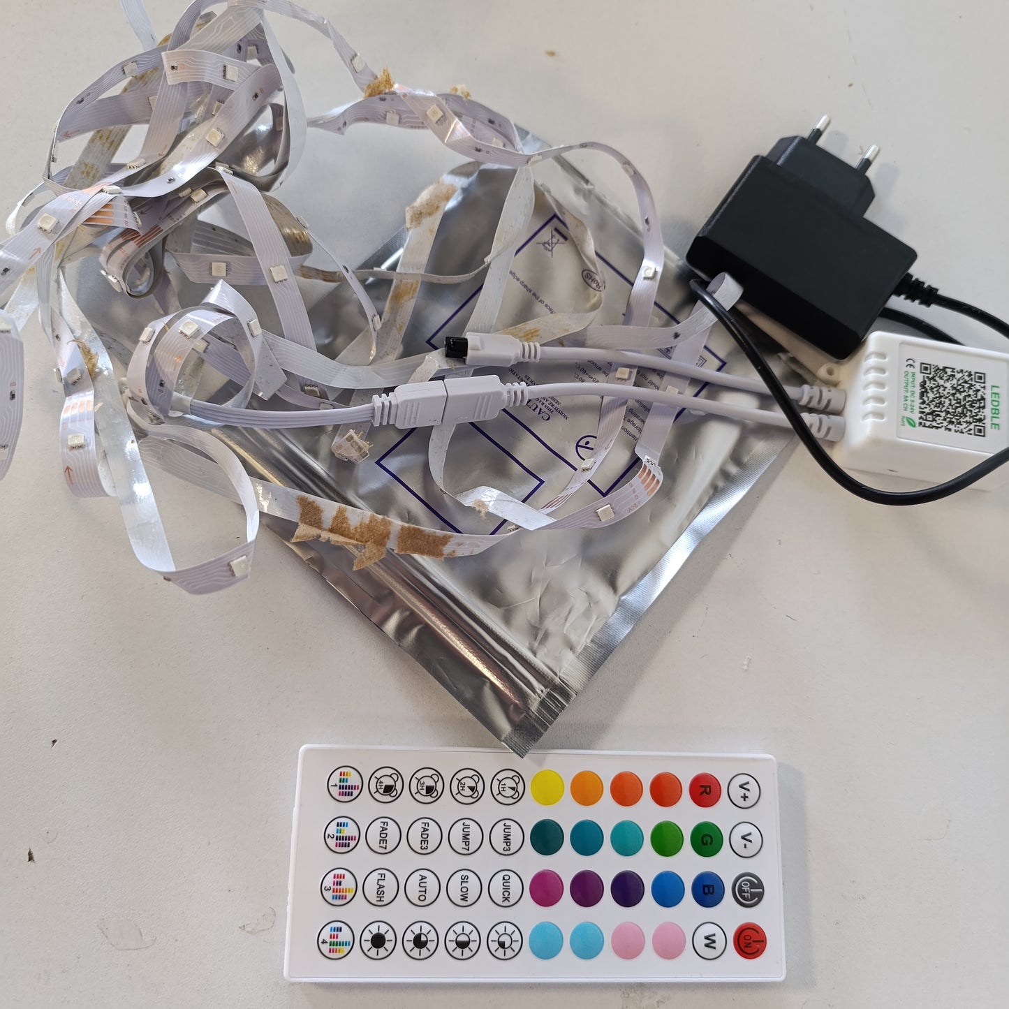 186302 - HOVVIDA Shirit LED 5M, 30 LED/Metër, 1x5M, RGB, 24V, 150 LED, Me APLIKACION dhe Telekomandë, Sinkronizim Muzikor, Modalitet Kohëmatësi, për Dhomë Gjumi, Dhomë Lojërash, Festë, Festival