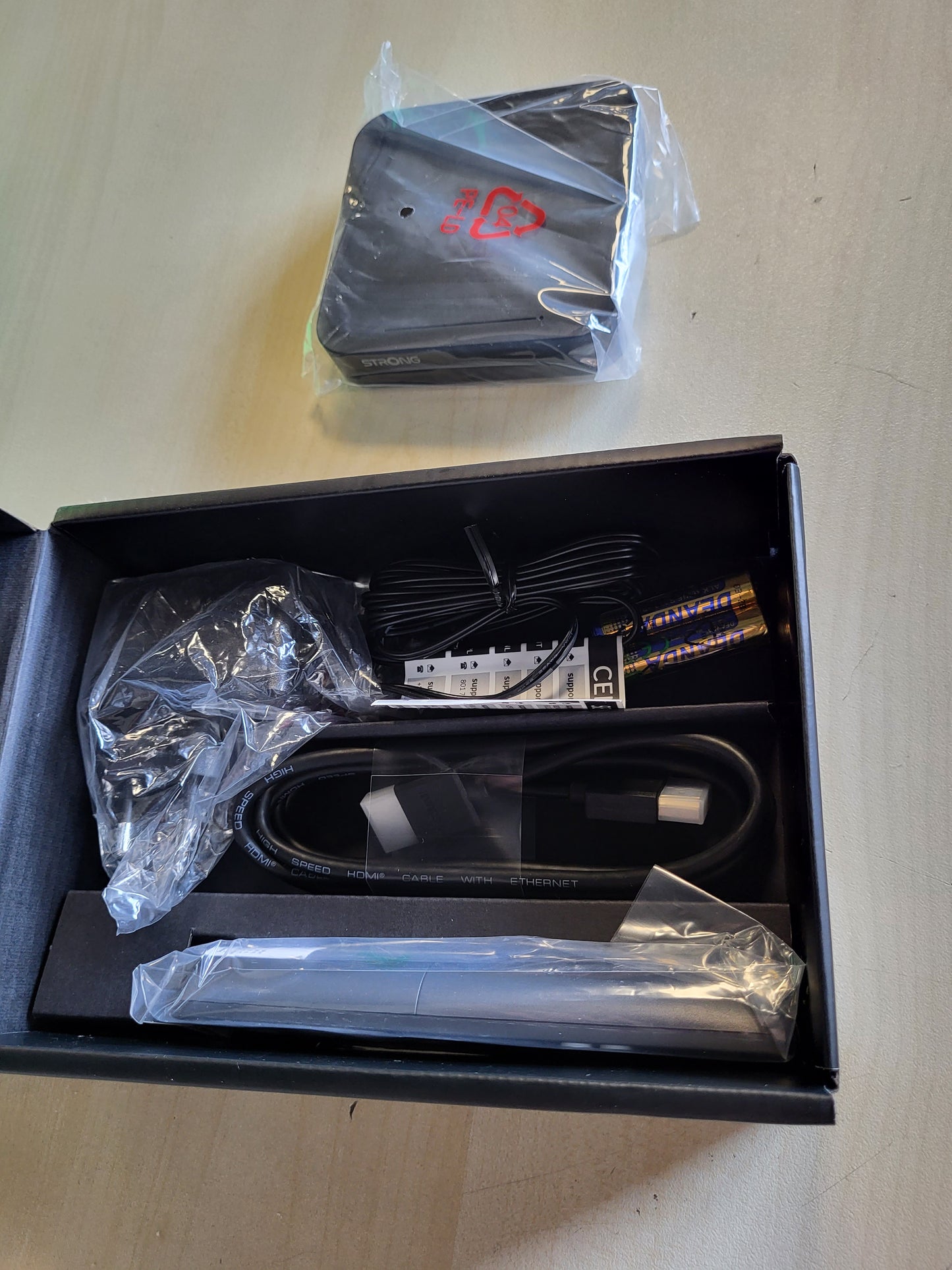 266177 - STRONG Pajisje transmetimi Leap-S3 4K UHD Google TV me port Ethernet, 2GB RAM + 16GB hapësirë ruajtjeje, Chromecast të integruar, WiFi, kontroll zanor Google, HDR10+, Dolby Atmos dhe Dolby Vision