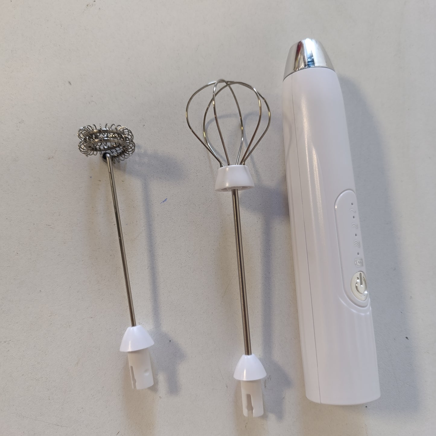 224441 - SHKUMËZUES ELEKTRIK QUMËSHTI, RIKARIKUESHËM ME USB, 3 SHPEJTËSI, ÇELIK INOX, PËR KAFE, KAPUÇINO, LATTE, NGJYRA E BARDHË ARGJENDI