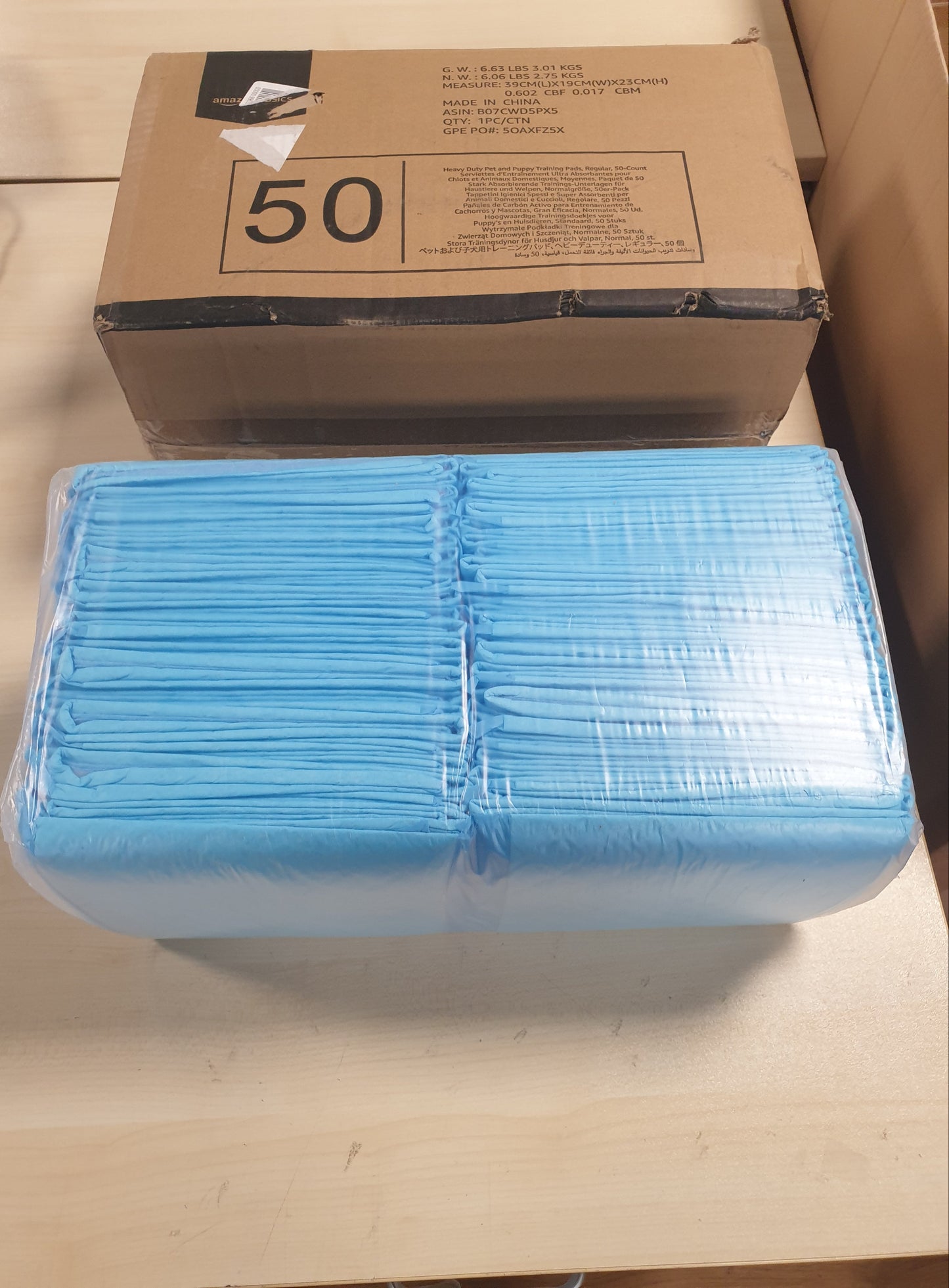 256164 - AMAZON BASICS - Mbrojtëse stërvitjeje për qen dhe këlyshë, dizajn kundër rrjedhjeve, 50 copë (1 pako), blu/e bardhë