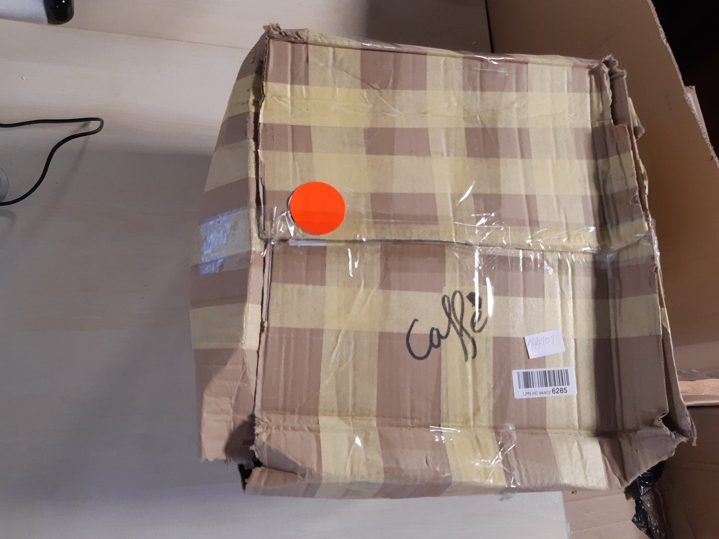 144101 - LAVAZZA, A Modo Mio Aparati për Kafe Deséa me Krem të Bardhë, 1500W, 220-240V, 50/60Hz, Kapacitet Maksimal per 10 Kapsula dhe 1.1L Ujë, përfshirë 88 Kapsula me Aromë dhe Krem të Ndara