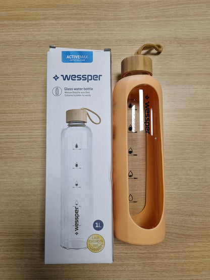 200455 - WESSPER Shishe Uji Prej Qelqi Borosilikati 1L pa BPA, me Kapak Bambuje, Shenja Kohore, dhe Mbështjellës Silikoni, e Ripërdorshme - Ngjyra Breskë