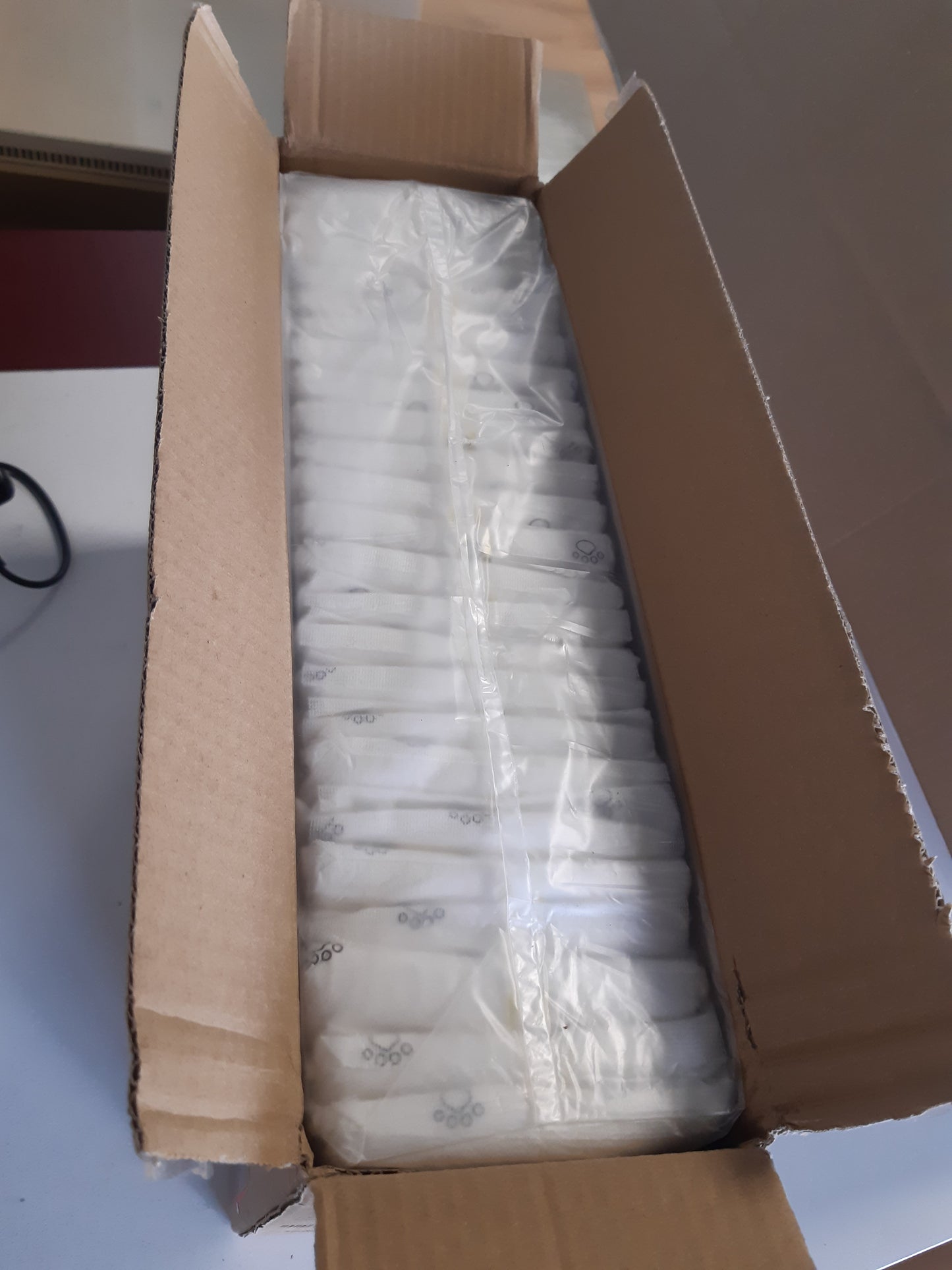 256537 - AMAZON BASICS Pelena për qen meshkuj, të disponueshme, të mesme, pako me 50, të bardha