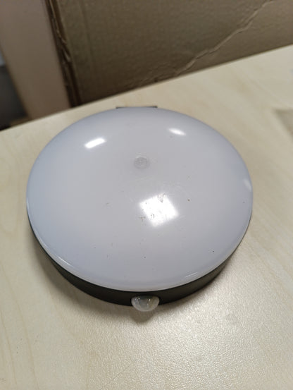 260135 - LEDVANCE Llambë Muri Diellore ENDURA Style Tossa, dritë e bardhë e ngrohtë (3000K), sensor i integruar, përdorim pa energji elektrike, deri në tetë orë ndriçim, klasa e mbrojtjes IP44, e zezë
