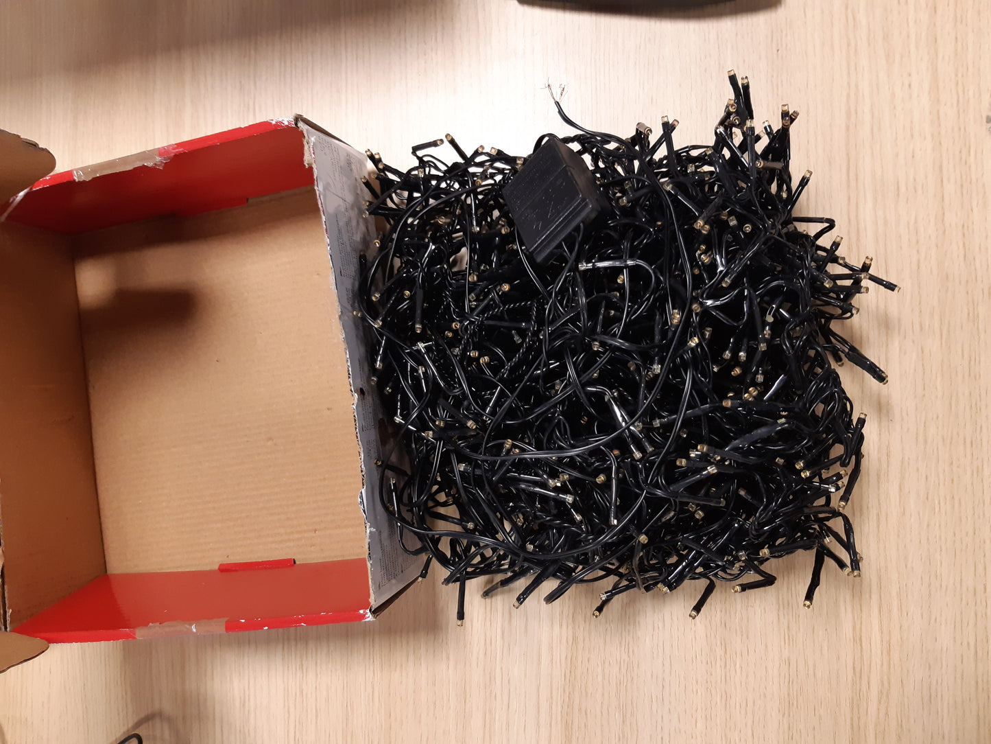 208085 - KONSTSMIDE Drita Vargu nga LED Mikroso, 960 Dioda Ngjyrë Qelibar, me 8 Funksione dhe Kontrollues, Funksion Memorjeje, Transformator 36V i Jashtëm, Kabllo e Zezë - Modeli 3863-800