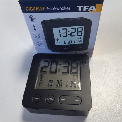 256470 - TFA DOSTMANN Orë me alarm radio dixhitale 60.2545.01, e zezë, gjatësi 66 x gjerësi 22 x lartësi 68 mm, 2 bateri AAA 1.5 V (nuk përfshihen)