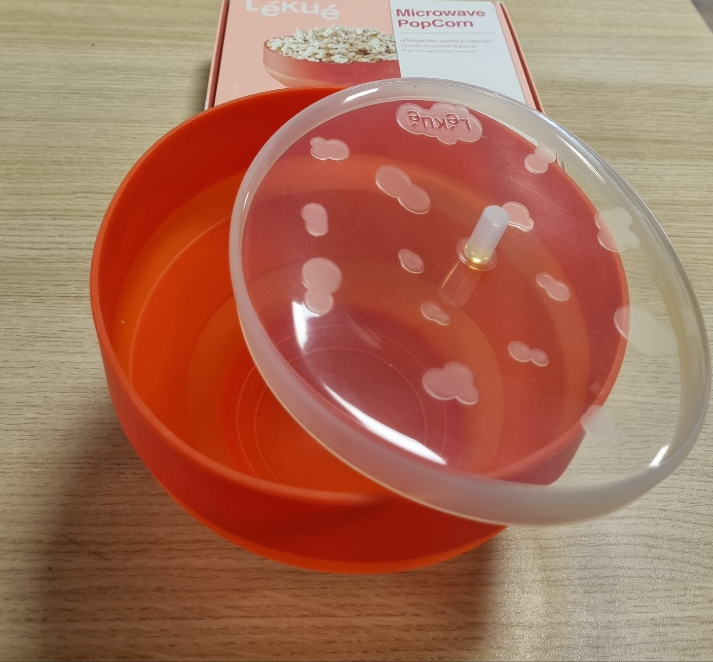 252052 - LÉKUÉ Enë/Tas i Palosshëm për Gatim Kokoshkash, Silikon Platini i Kuq, 2800 ml