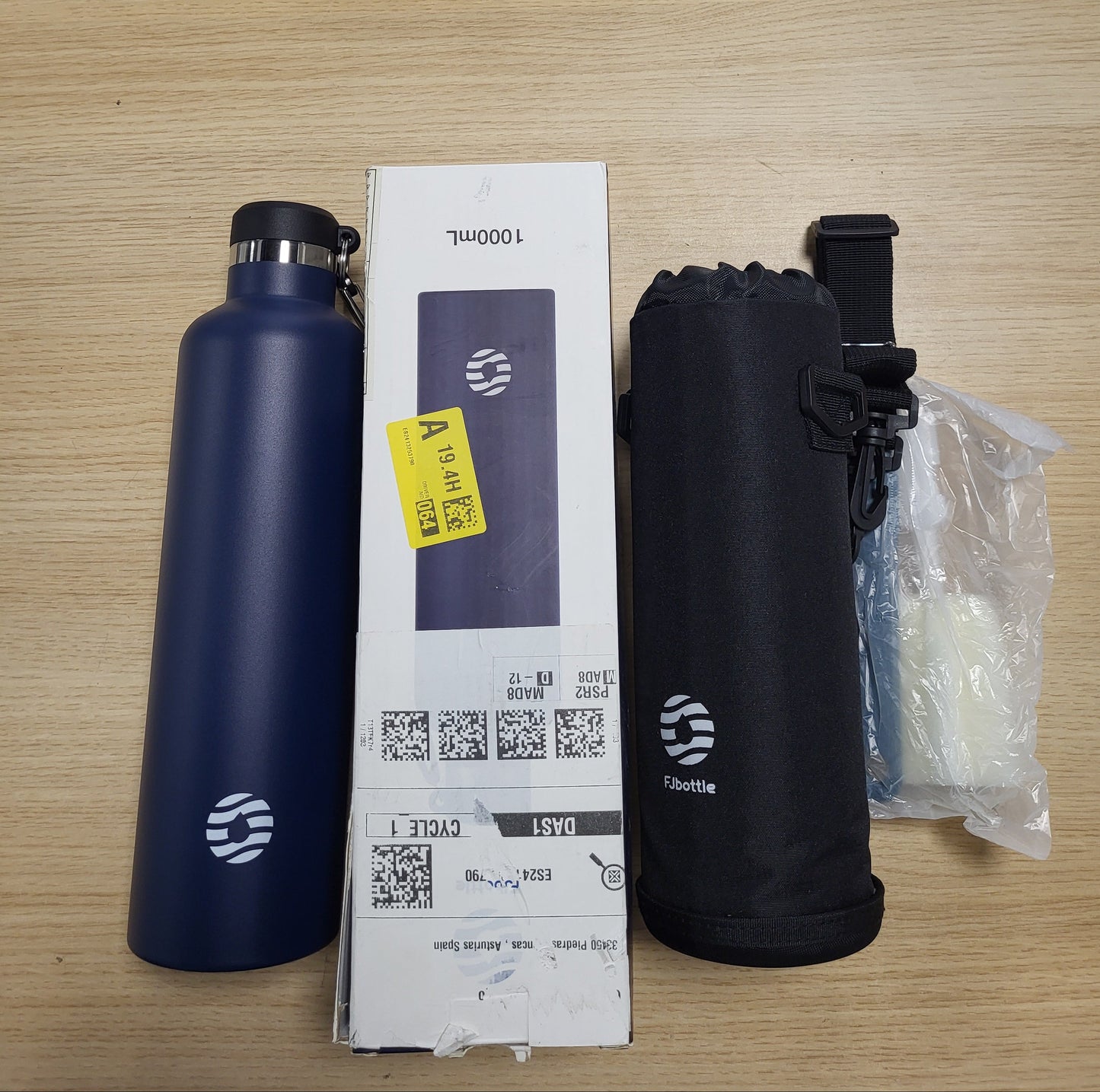 270157 - Shishe uji prej çeliku inox FJbottle 1000 ml e izoluar me vakum me 2 kapakë, shishe sportive pa BPA dhe e papërshkueshme nga rrjedhjet, termos me grep karabinier për sporte/jashtë ambienteve/kamping/fitnes/yoga/shkollë