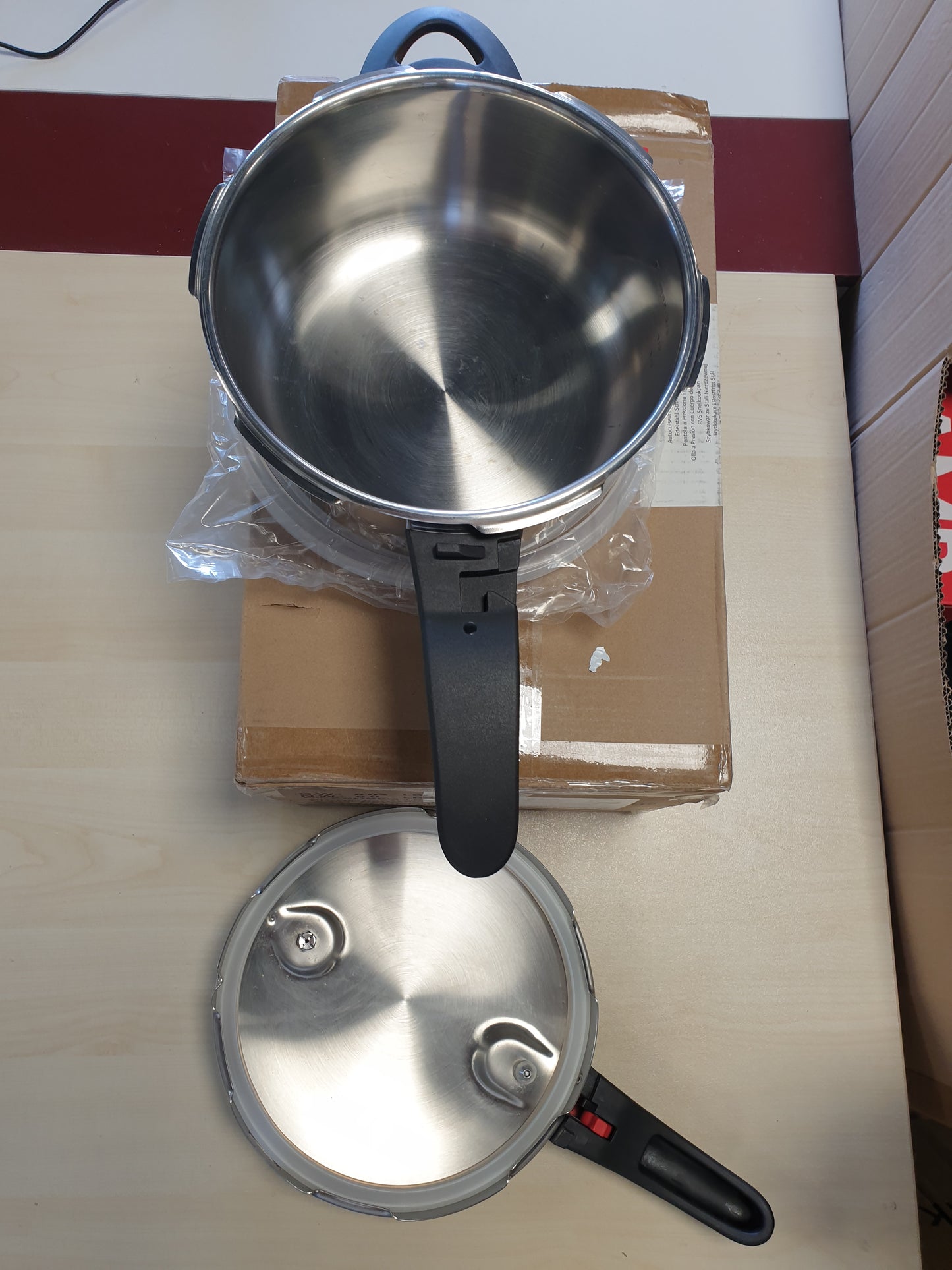199300 - AMAZON BASICS Tenxhere me Presion prej Çeliku Inox, E Pajtueshme me Induksion, 4L
