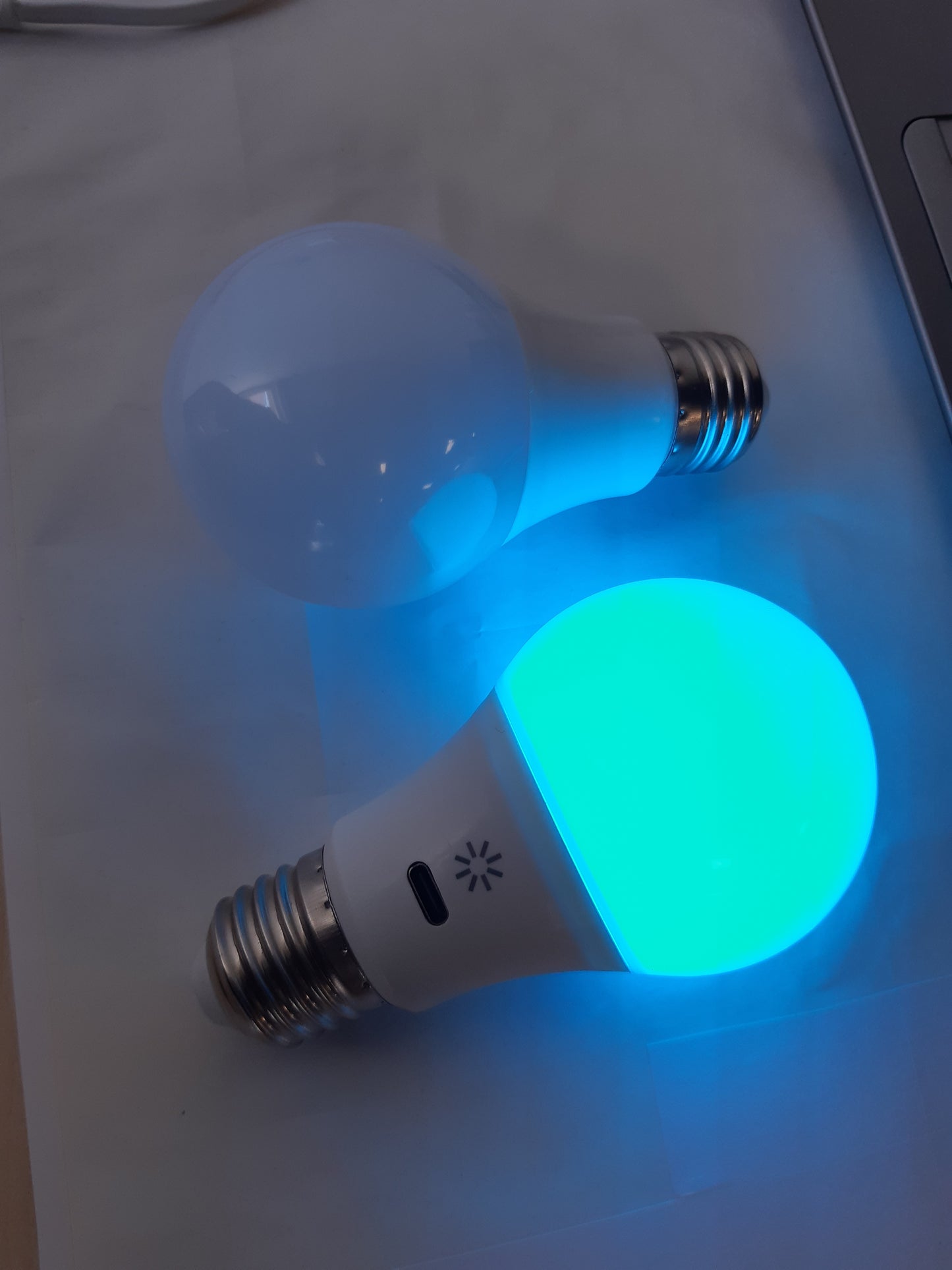225197 - Llambë e rikarikueshme USB me telekomandë, RGB 8W, Temperaturë ngjyre 9+3, LED E27, bateri 2600mAh